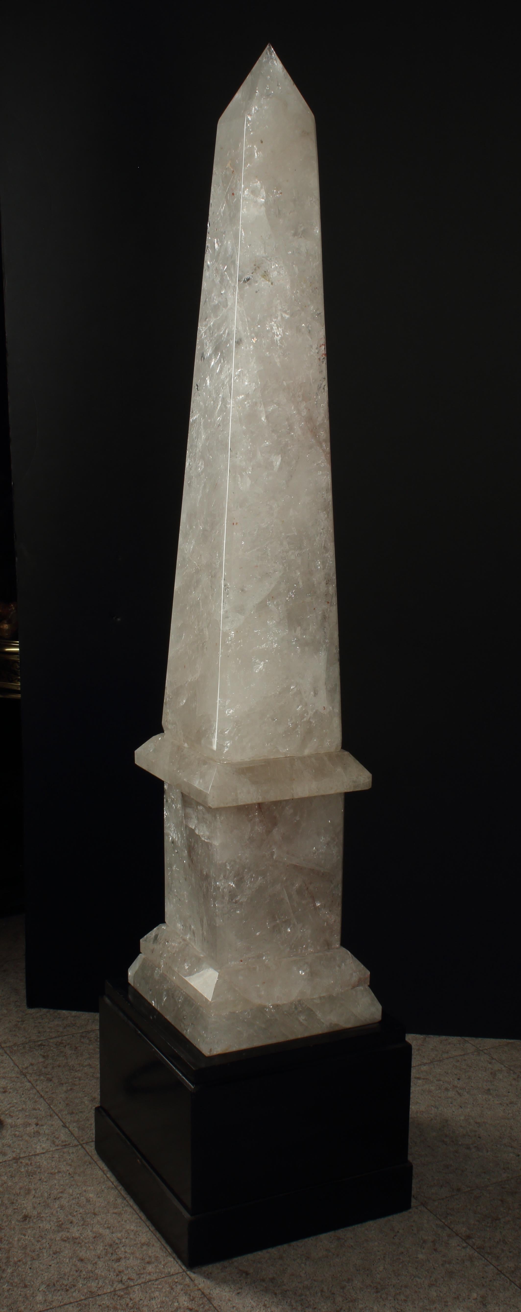 Si tratta di una coppia eccezionalmente rara di obelischi monumentali in cristallo di rocca su basi in legno nero. Ogni obelisco è composto da 5 pezzi di cristallo di rocca intagliato a mano, è alto 76,5 pollici e pesa circa 340 chilogrammi.