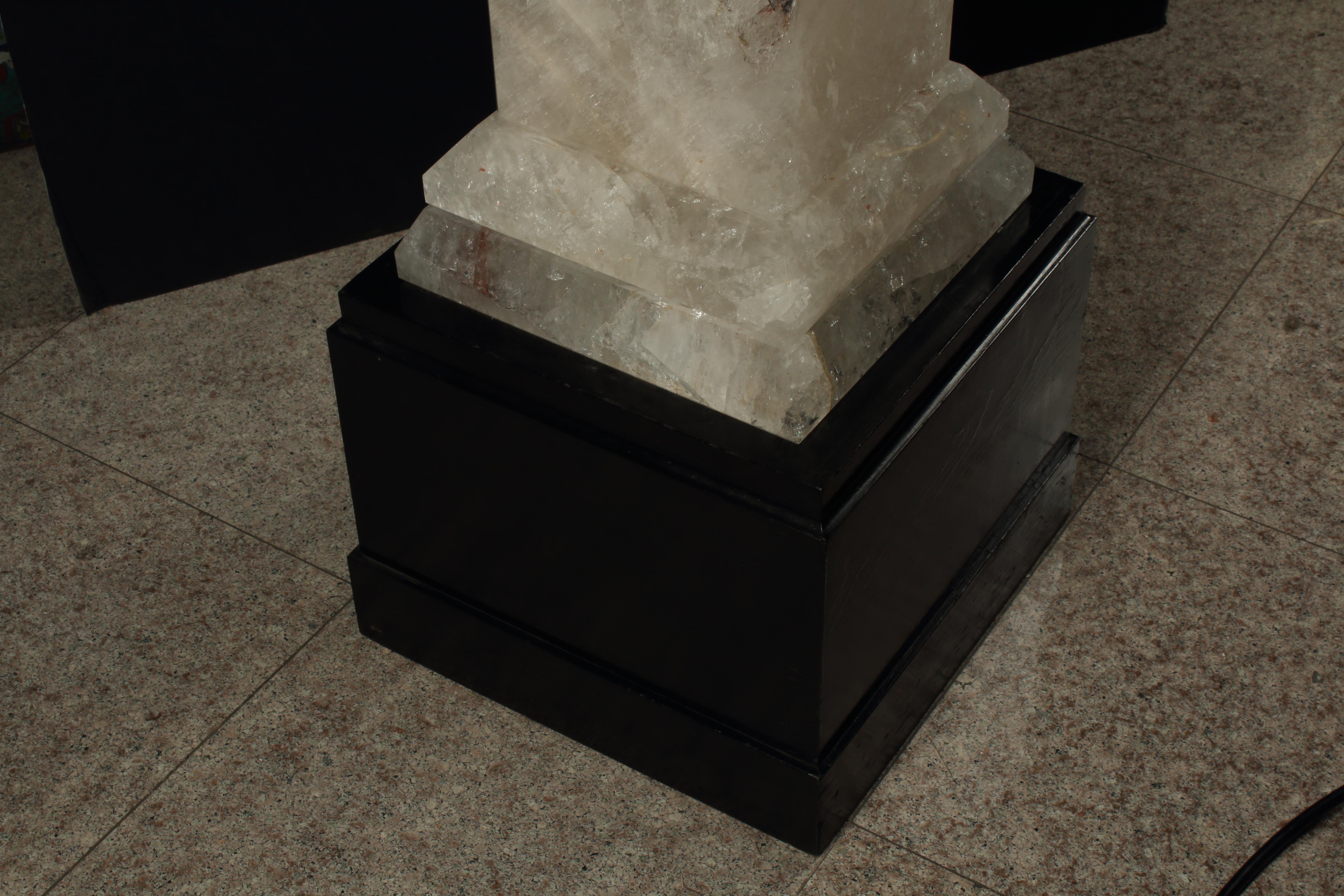 Coppia di obelischi monumentali in cristallo di rocca, ciascuno di oltre 6 piedi. Alto In condizioni buone in vendita a El Monte, CA