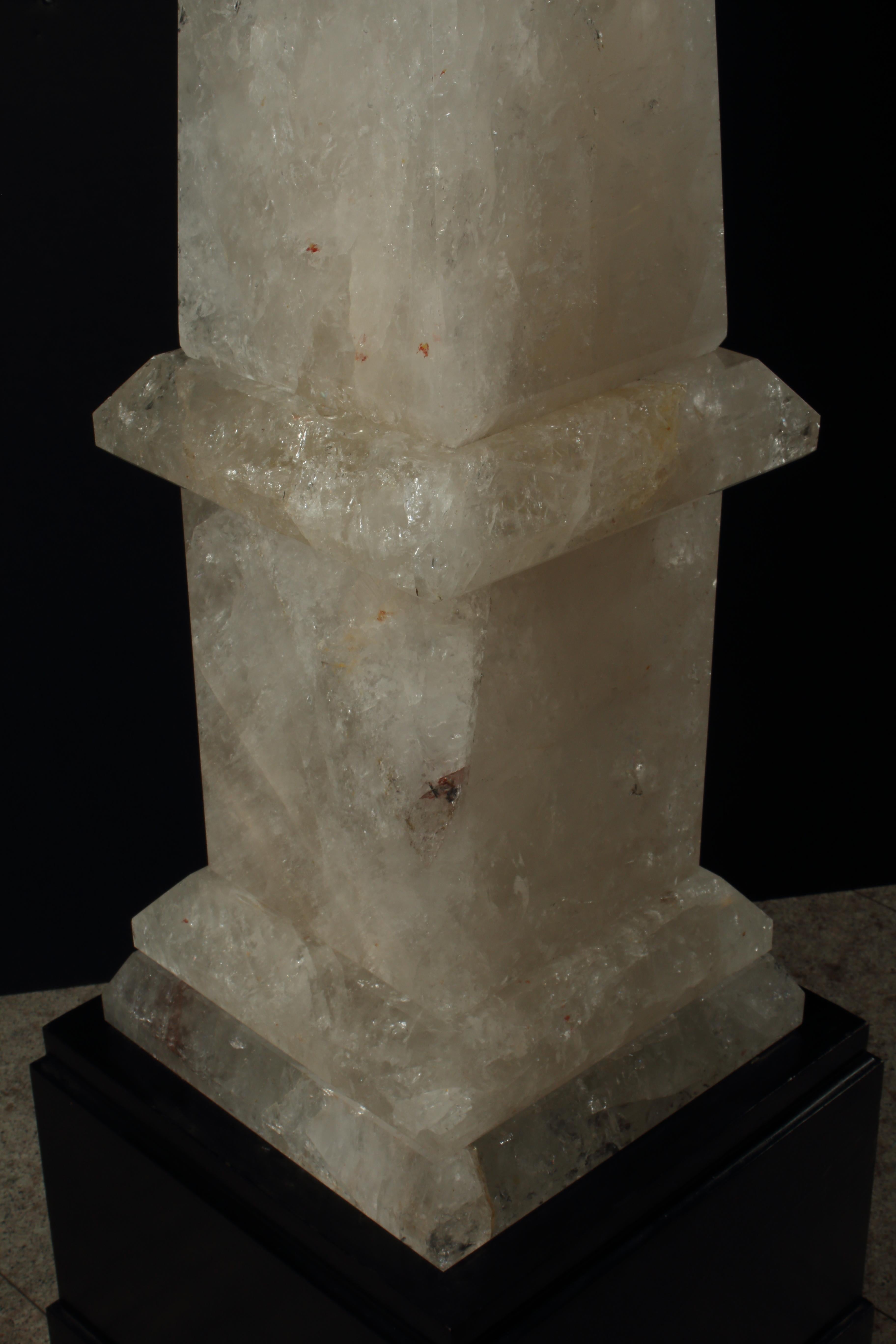XX secolo Coppia di obelischi monumentali in cristallo di rocca, ciascuno di oltre 6 piedi. Alto in vendita