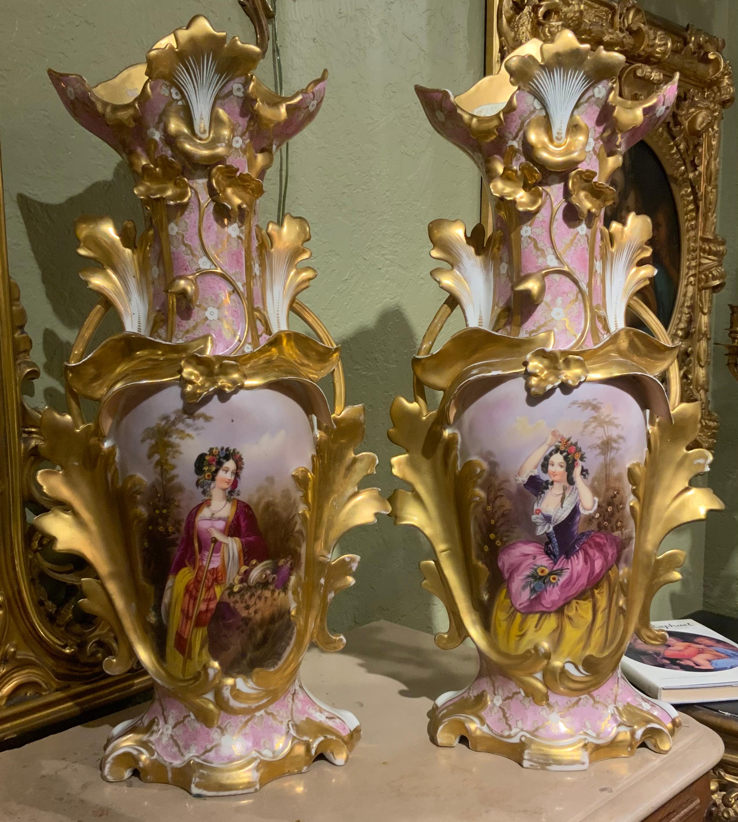 Vasi alti ed eleganti realizzati a Parigi. Le tonalità rosa pallido sono particolarmente 
Bene. Nessuna scheggiatura o rottura e nessun pezzo mancante.