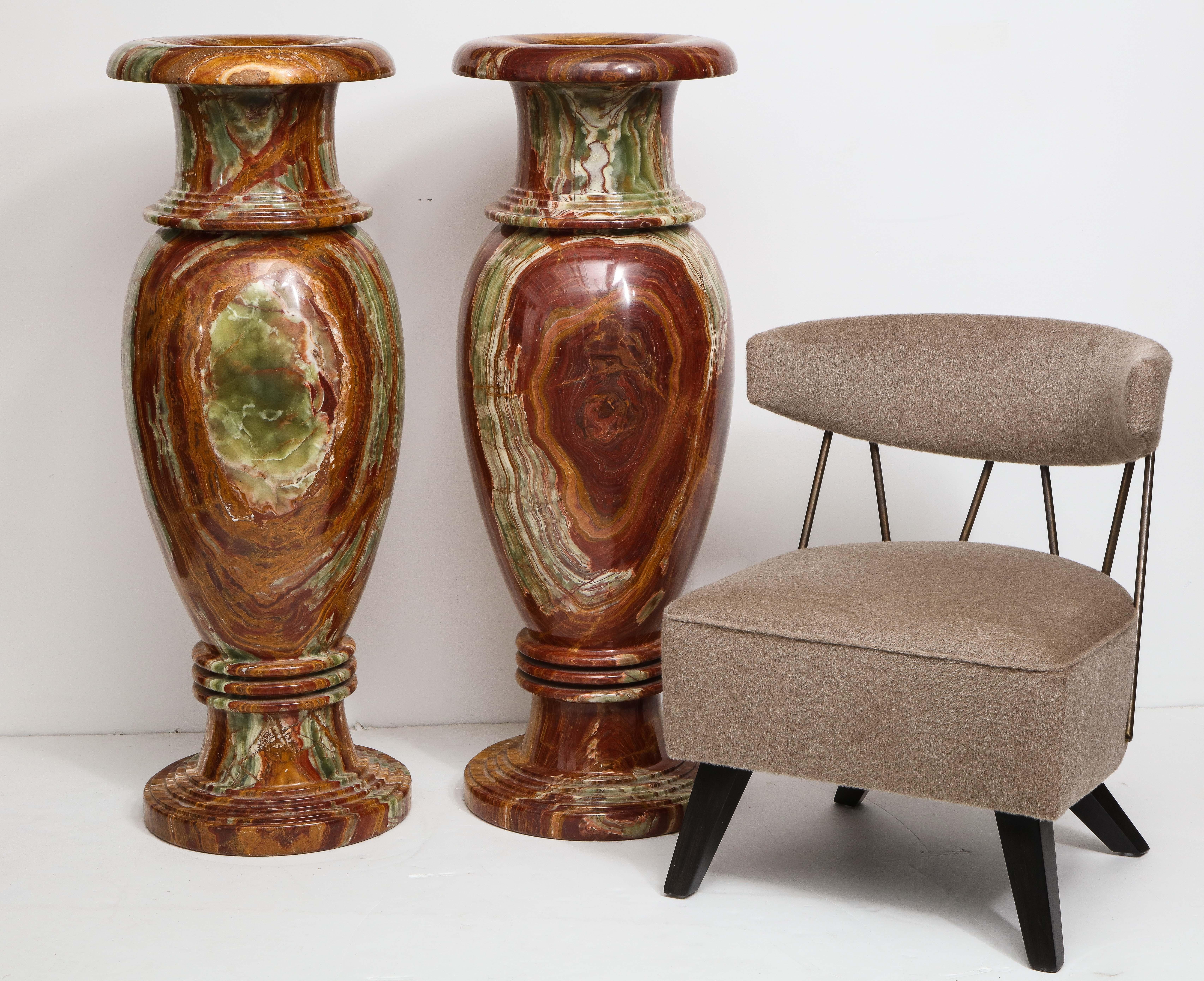 Stunning pair of monumental Italian onyx floor urns in the
neoclassic style.
See image 2 for the size.
 