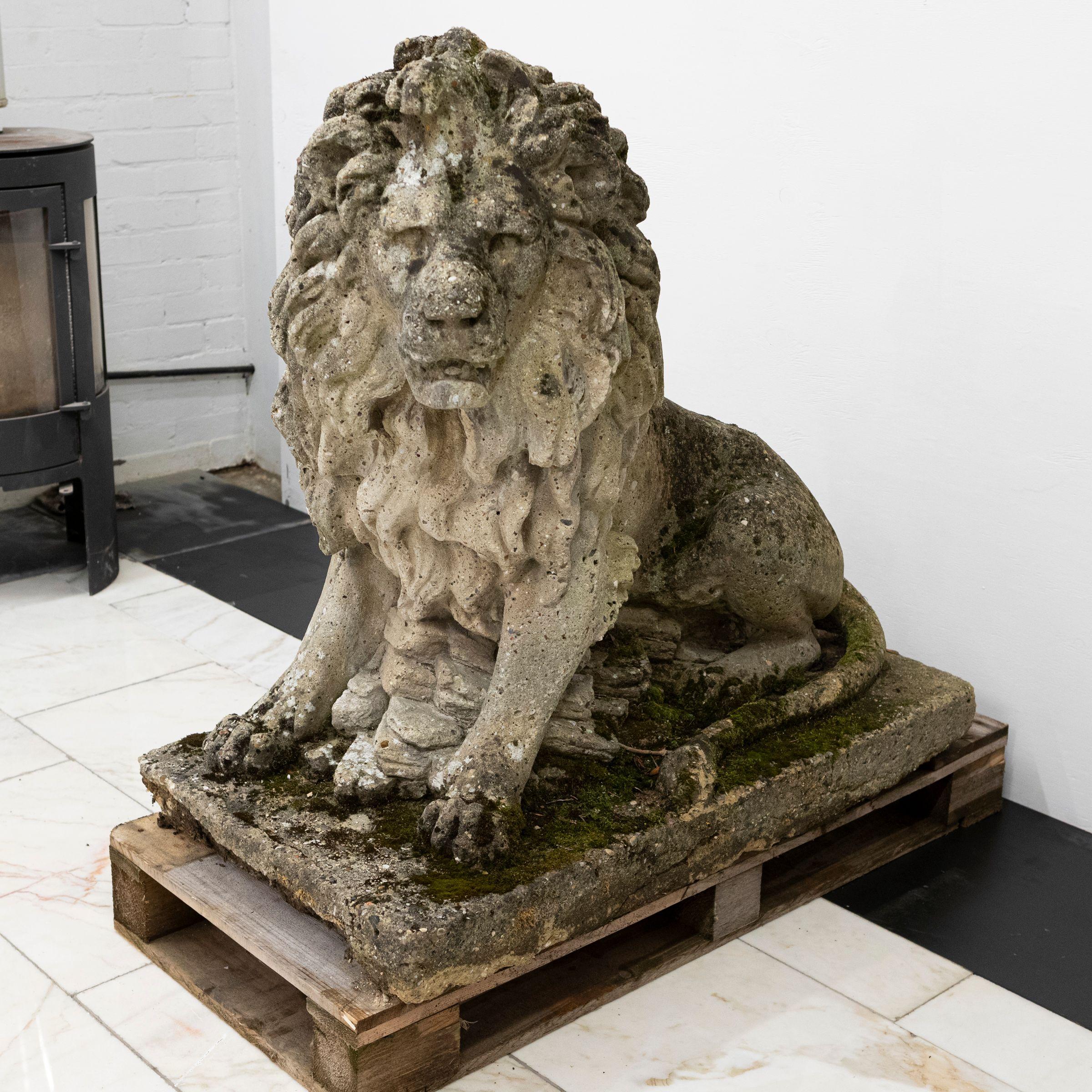 Paire de lions monumentaux en pierre de récupération en vente 3