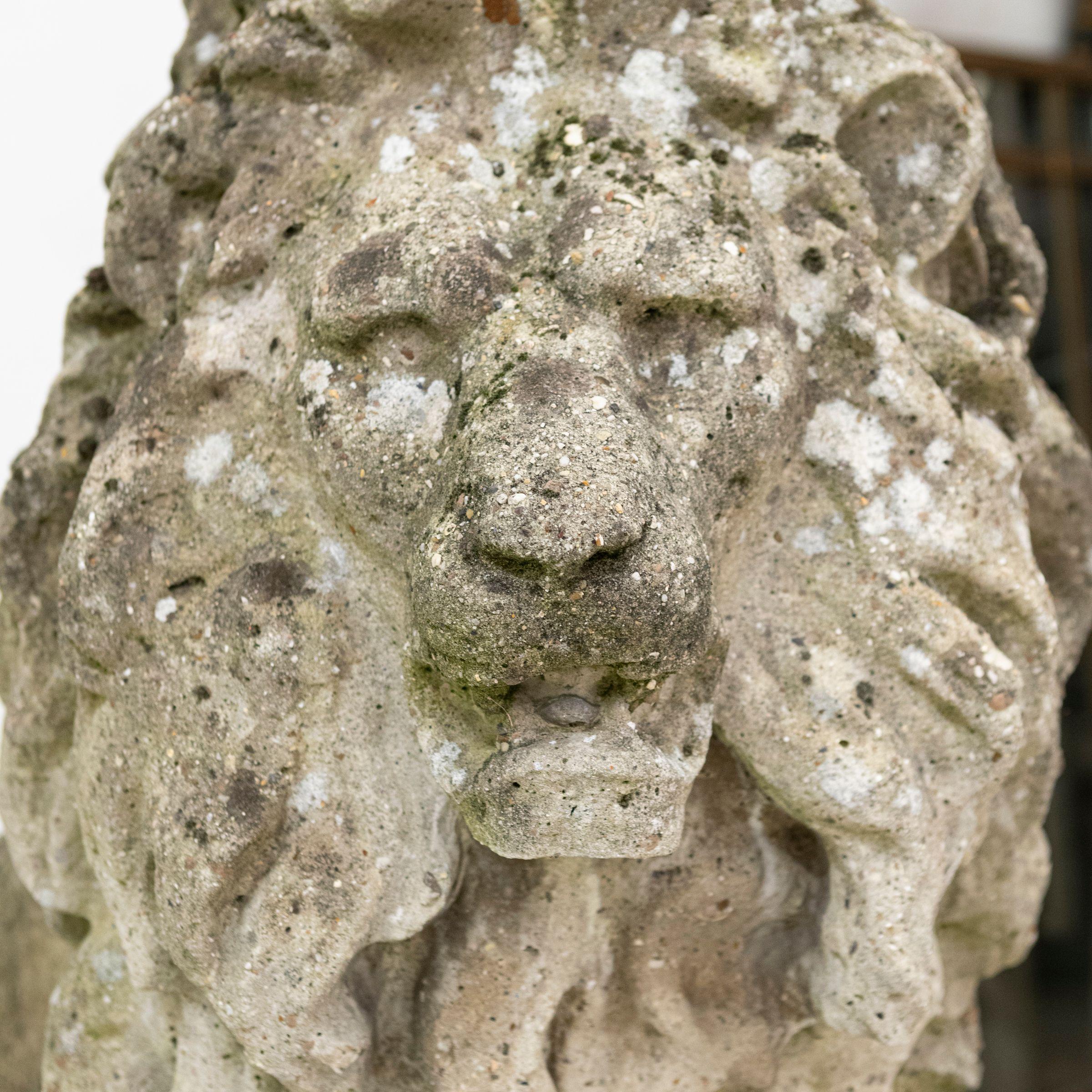 Paire de lions monumentaux en pierre de récupération en vente 7
