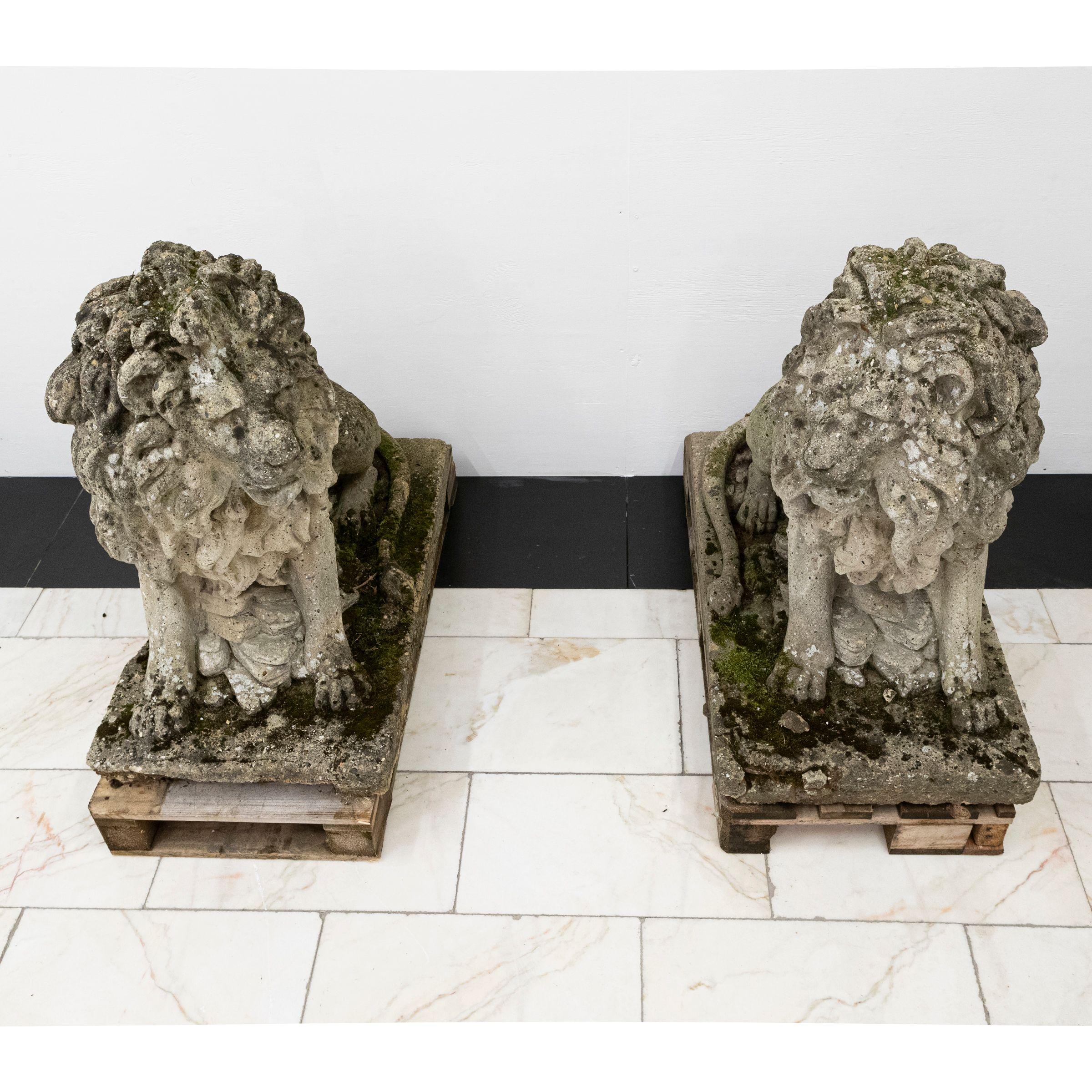 Paire de lions monumentaux en pierre de récupération en vente 8