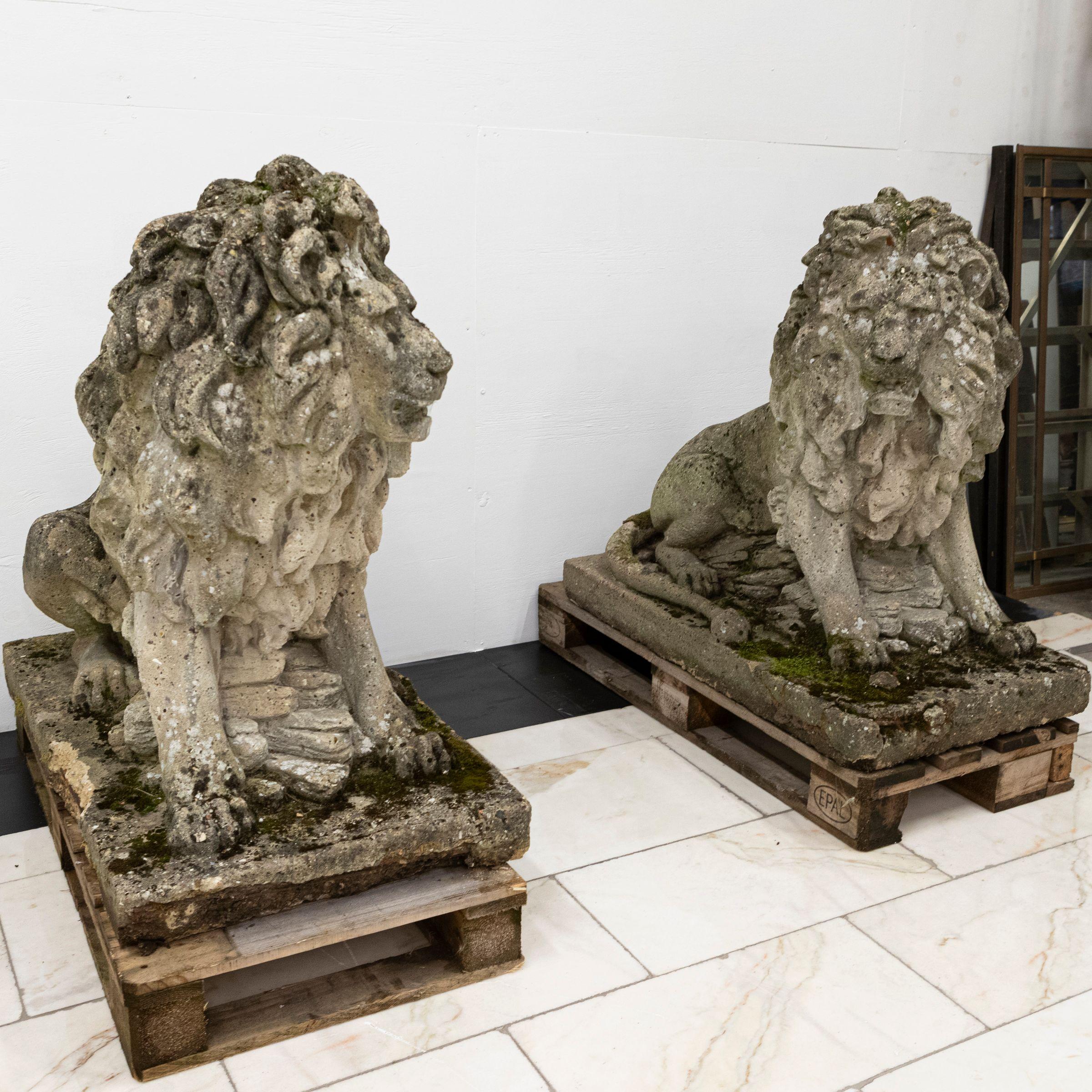 Paire de lions monumentaux en pierre de récupération en vente 9