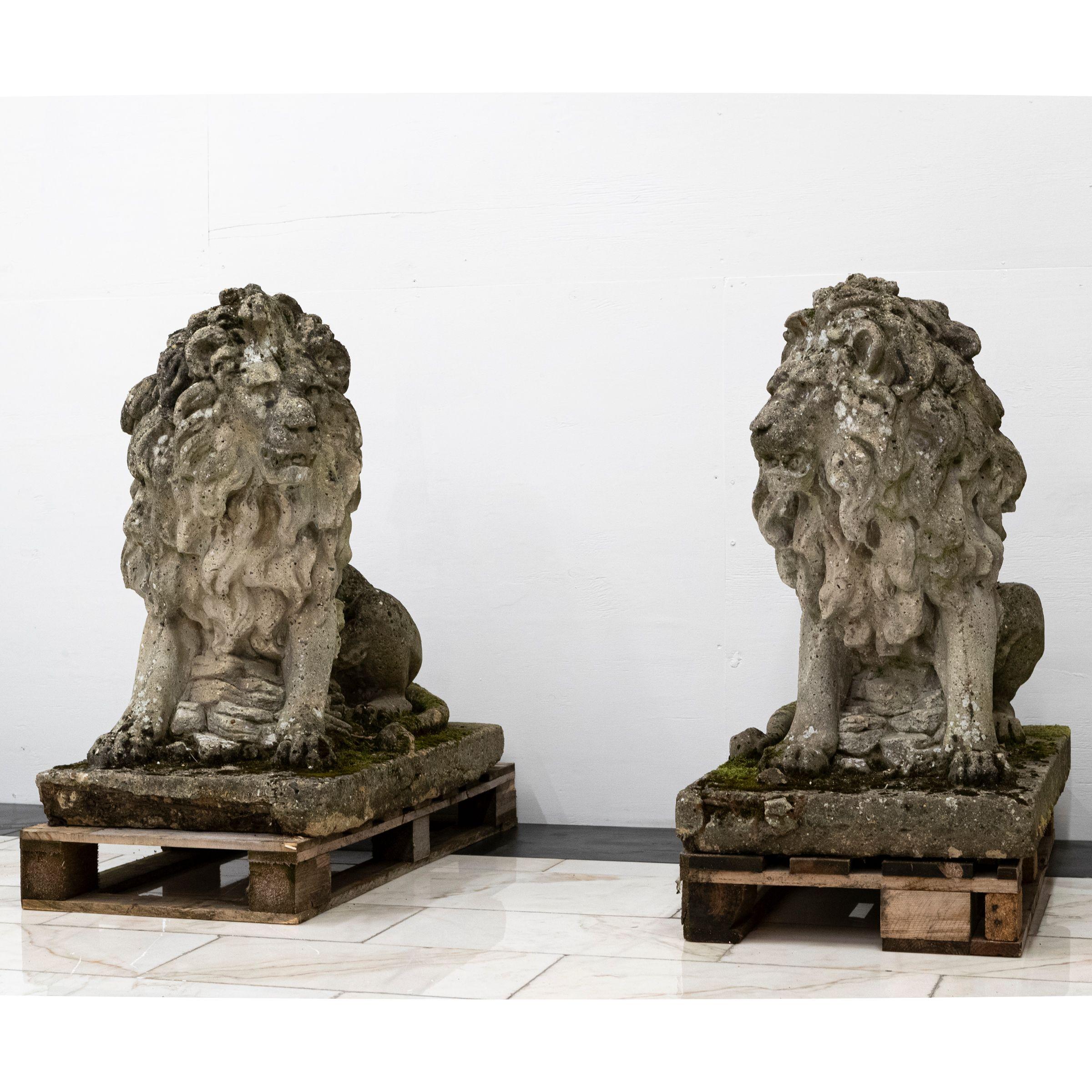 Anglais Paire de lions monumentaux en pierre de récupération en vente