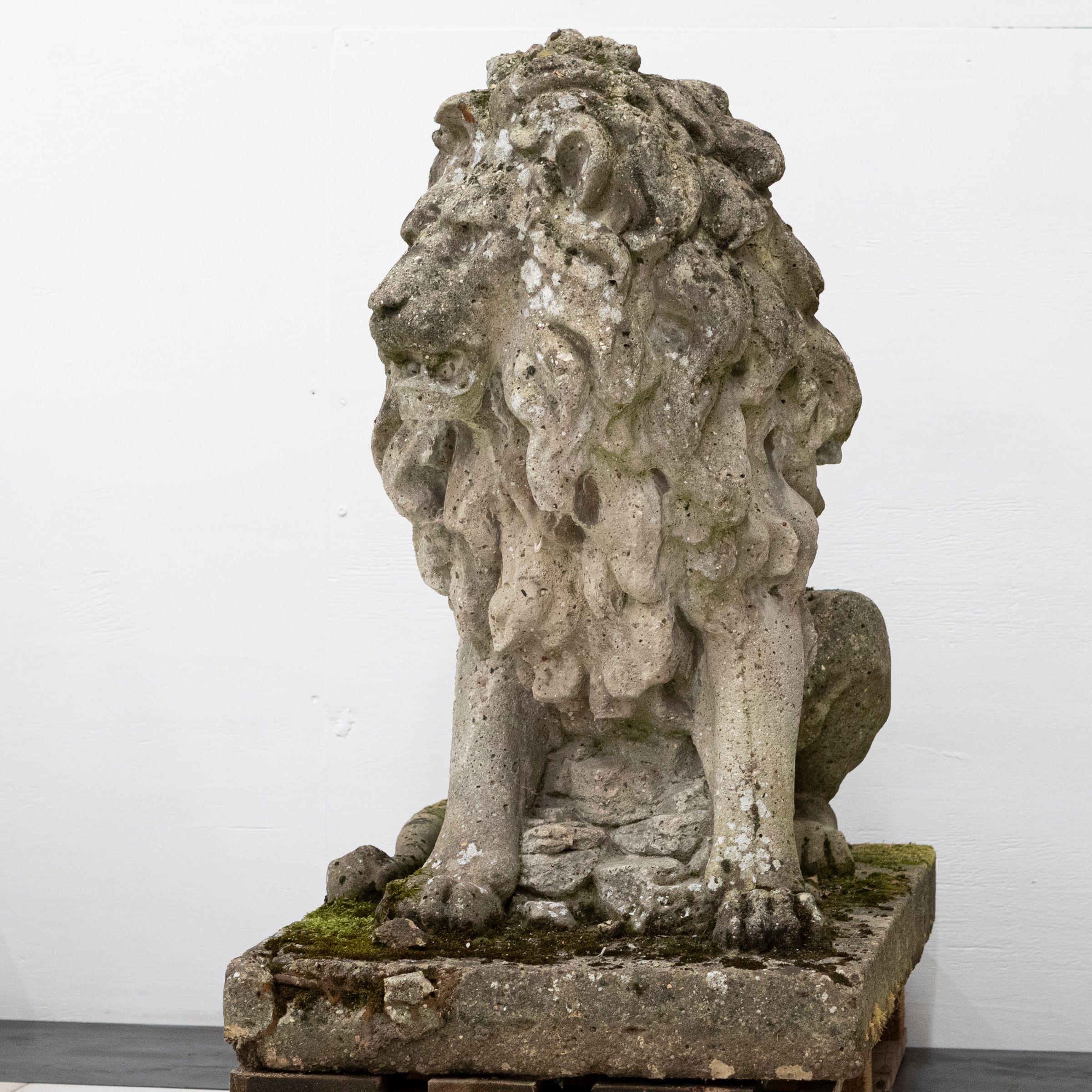 Sculpté Paire de lions monumentaux en pierre de récupération en vente