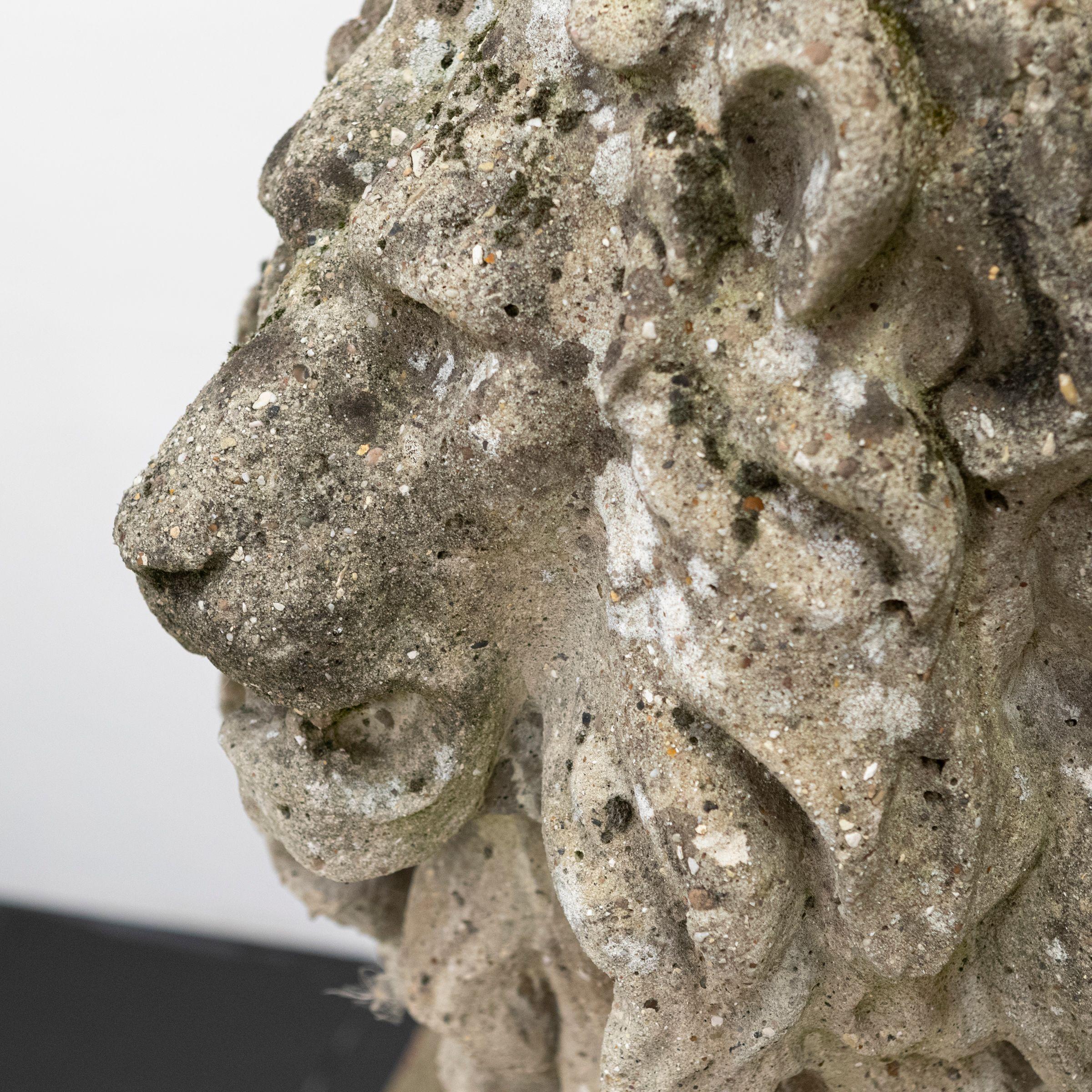 Paire de lions monumentaux en pierre de récupération Bon état - En vente à Ware, GB