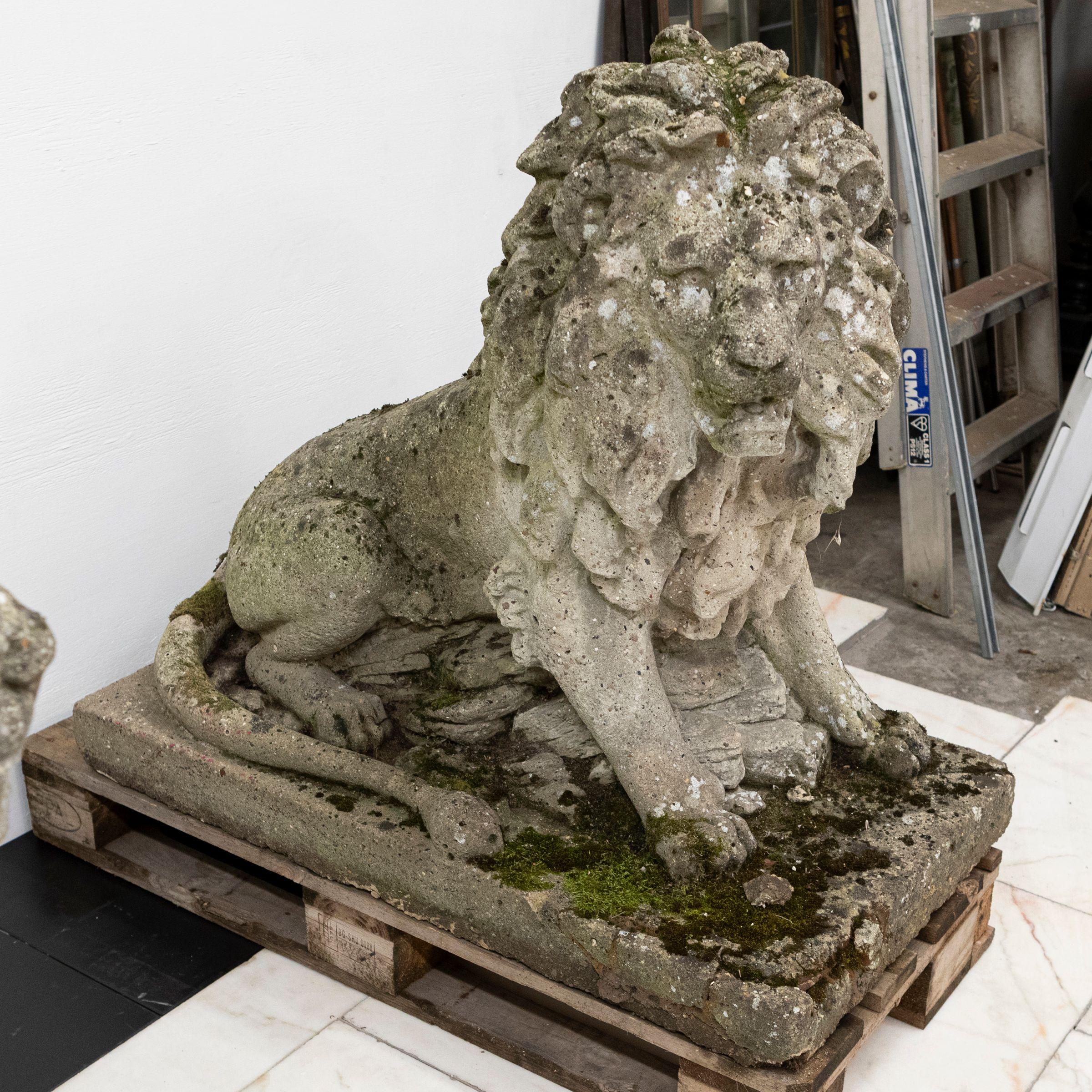 Paire de lions monumentaux en pierre de récupération en vente 1