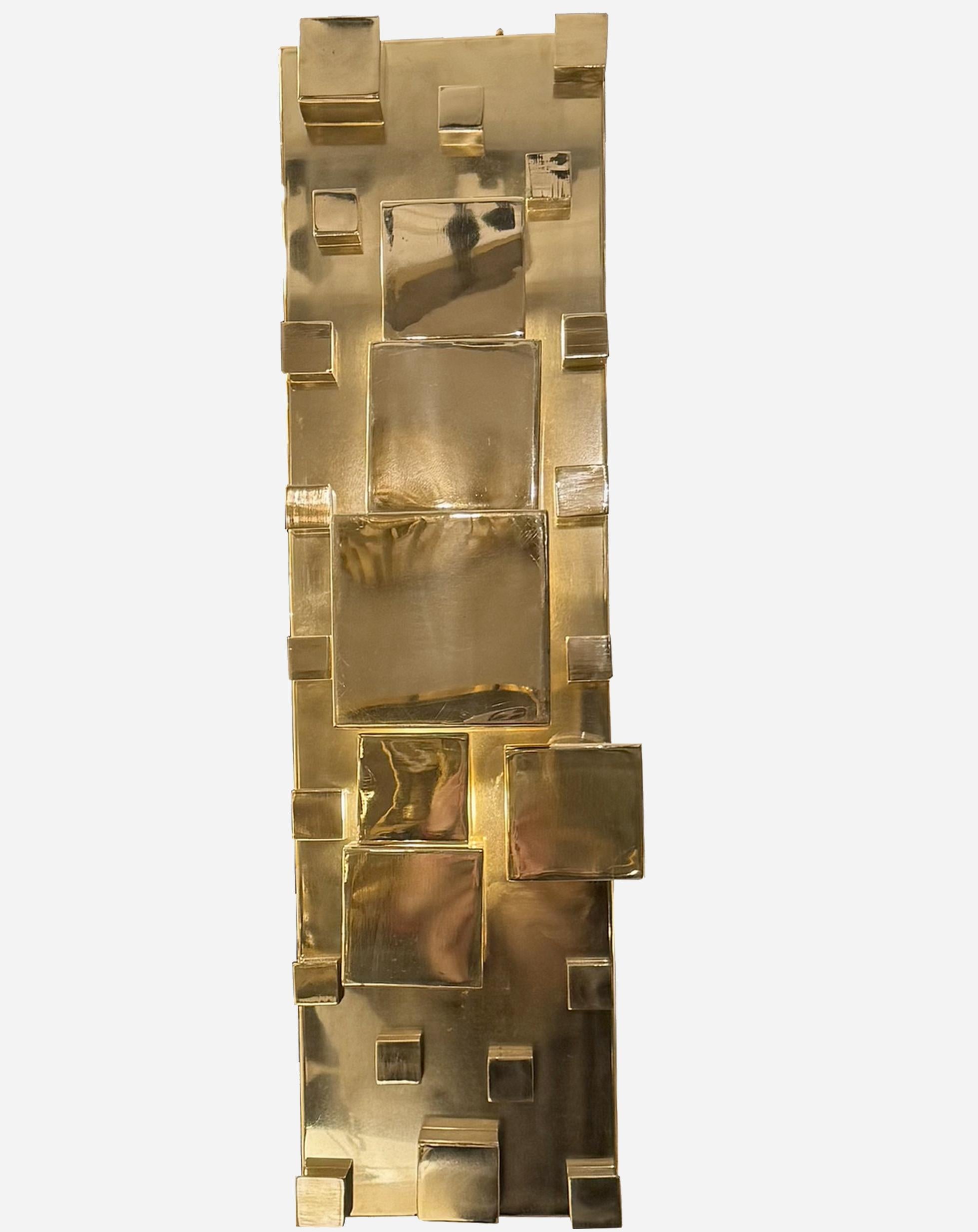 Italiano Coppia di appliques monumentali in ottone lucido, Italia, circa 2020 in vendita