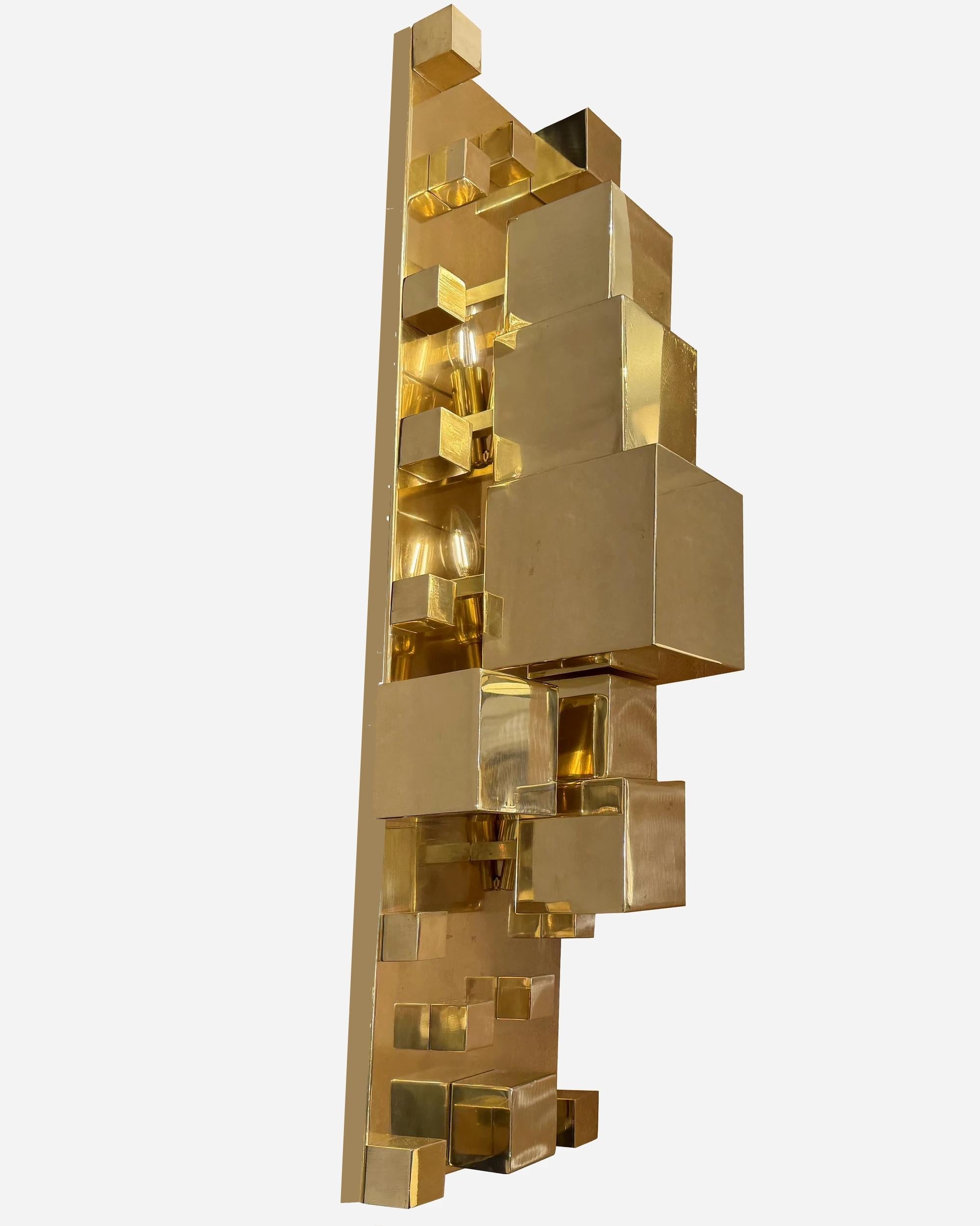 Coppia di appliques monumentali in ottone lucido, Italia, circa 2020 In condizioni buone in vendita a Paris, FR