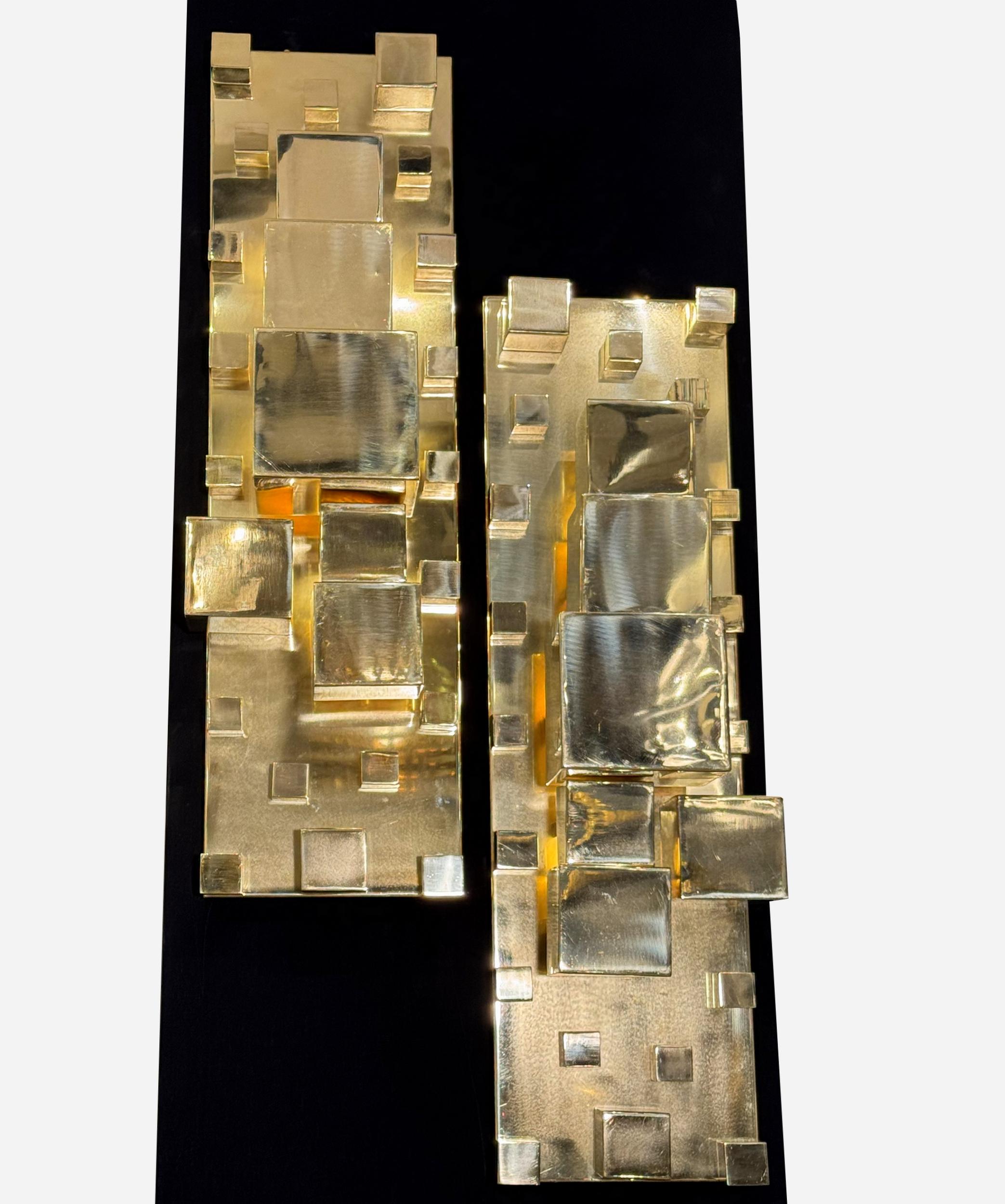 Coppia di appliques monumentali in ottone lucido, Italia, circa 2020 in vendita 1