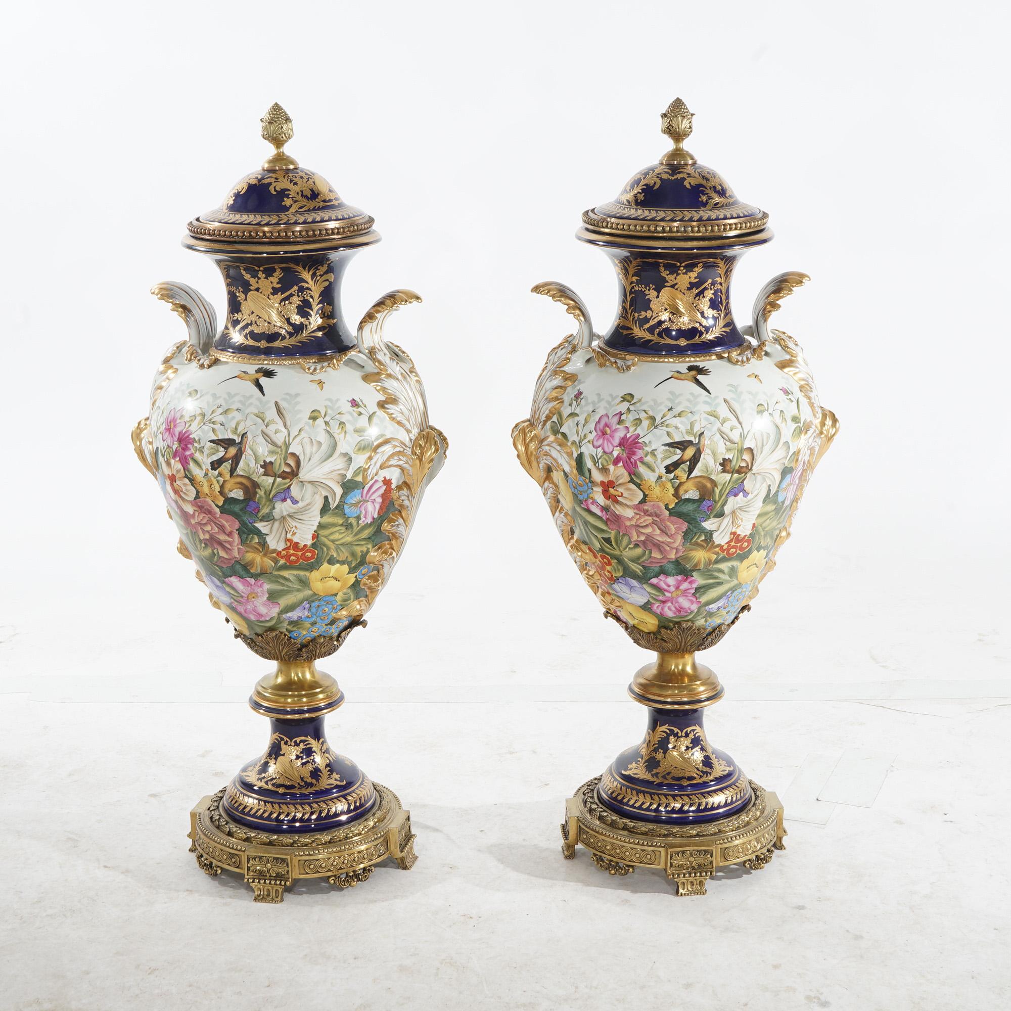 Paar monumentales französisches Sèvres-Porzellan mit handgemalter Gartenszene mit Blumen und Vögeln sowie gegossenen Bronzefassungen, auf Sockeln signiert, 20.

Maße - 37,75 