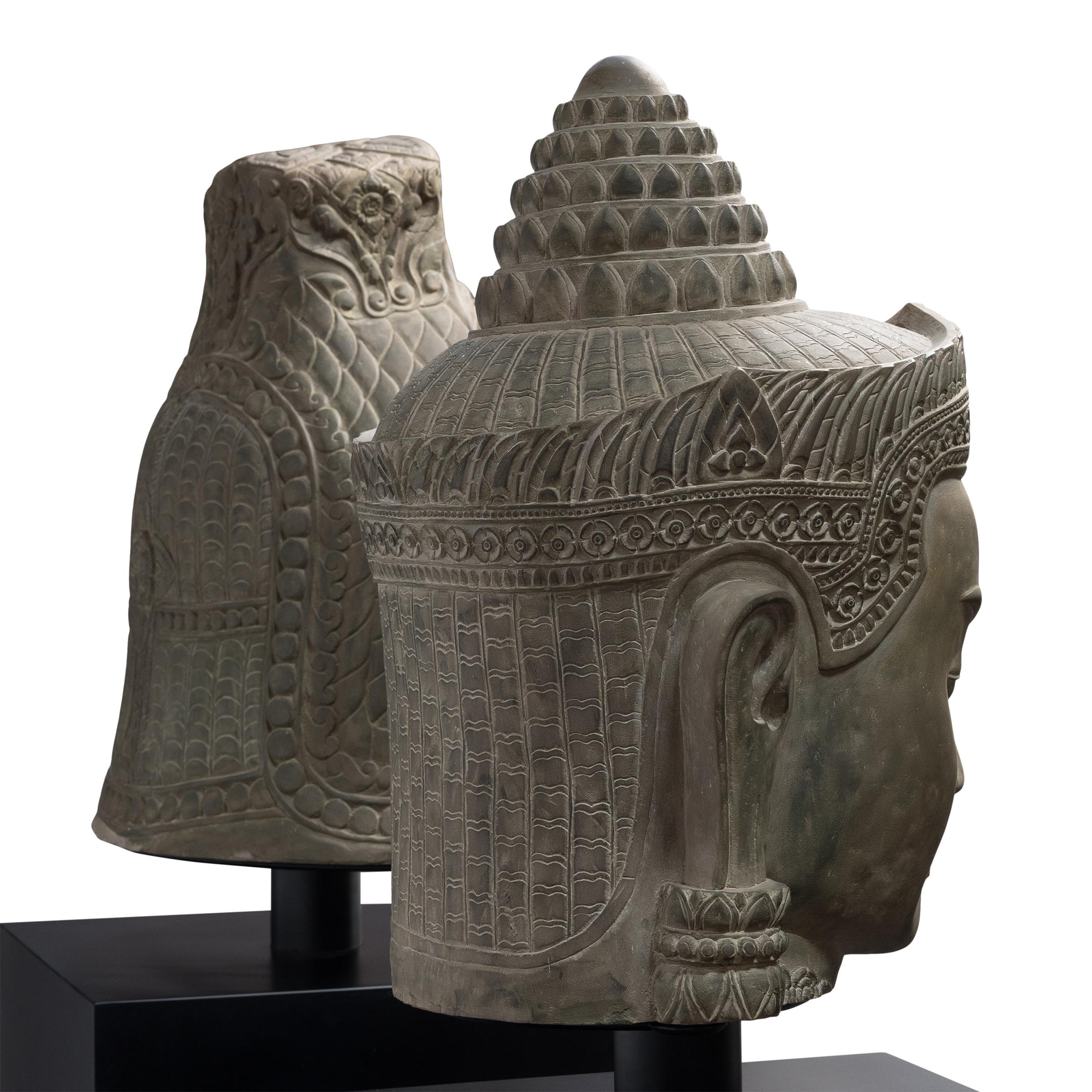 Pietra Coppia di teste monumentali in pietra di Deva e Asura in vendita