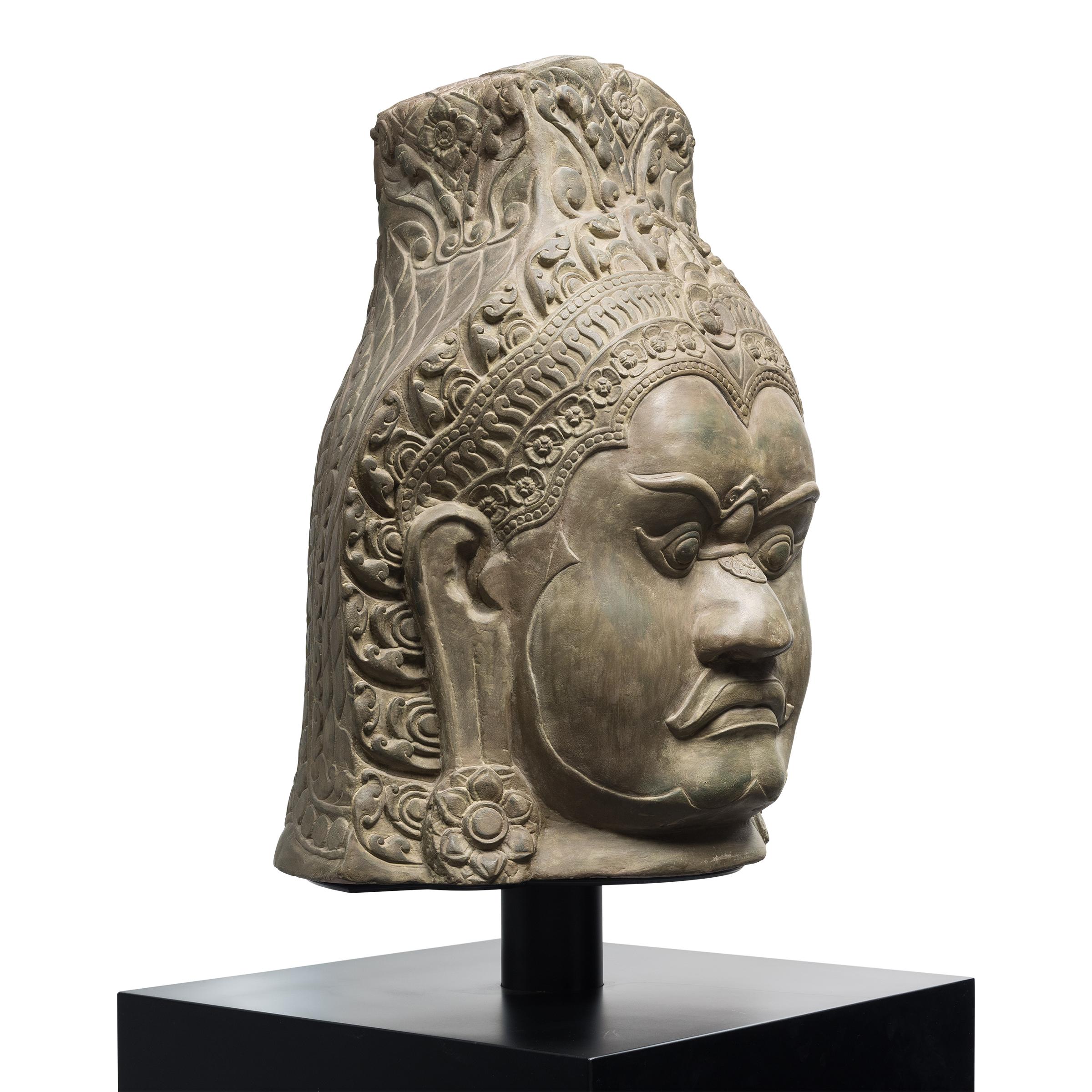 Coppia di teste monumentali in pietra di Deva e Asura in vendita 2