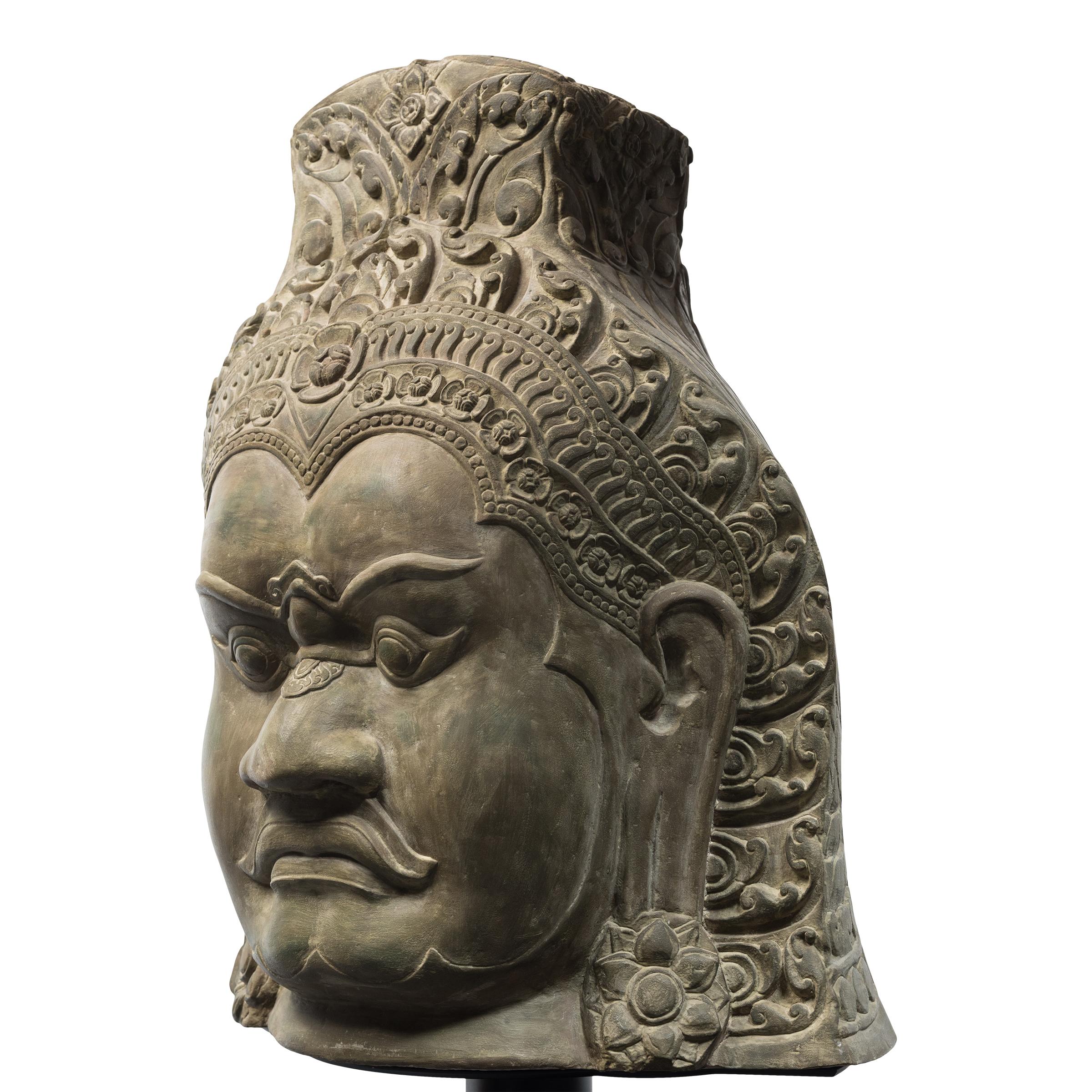 Coppia di teste monumentali in pietra di Deva e Asura in vendita 3