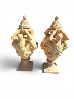 Coppia di urne monumentali in terracotta con ghirlande e atlanti, anni ’50