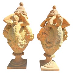 Coppia di urne monumentali in terracotta con ghirlande e atlanti, anni ’50
