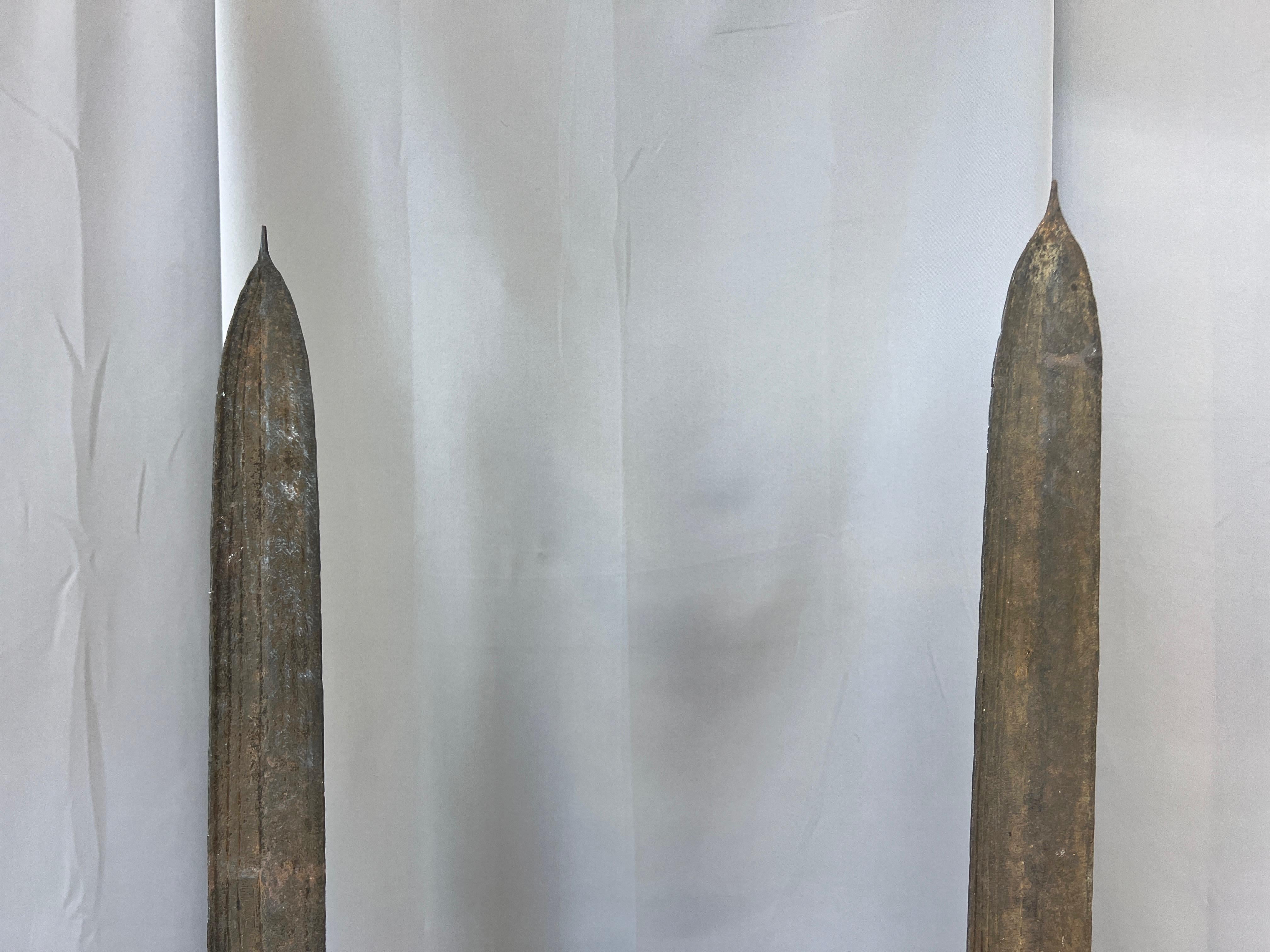Fatto a mano Coppia di lance monumentali di valuta africana Topoke su supporti da museo, fine del XIX secolo. in vendita