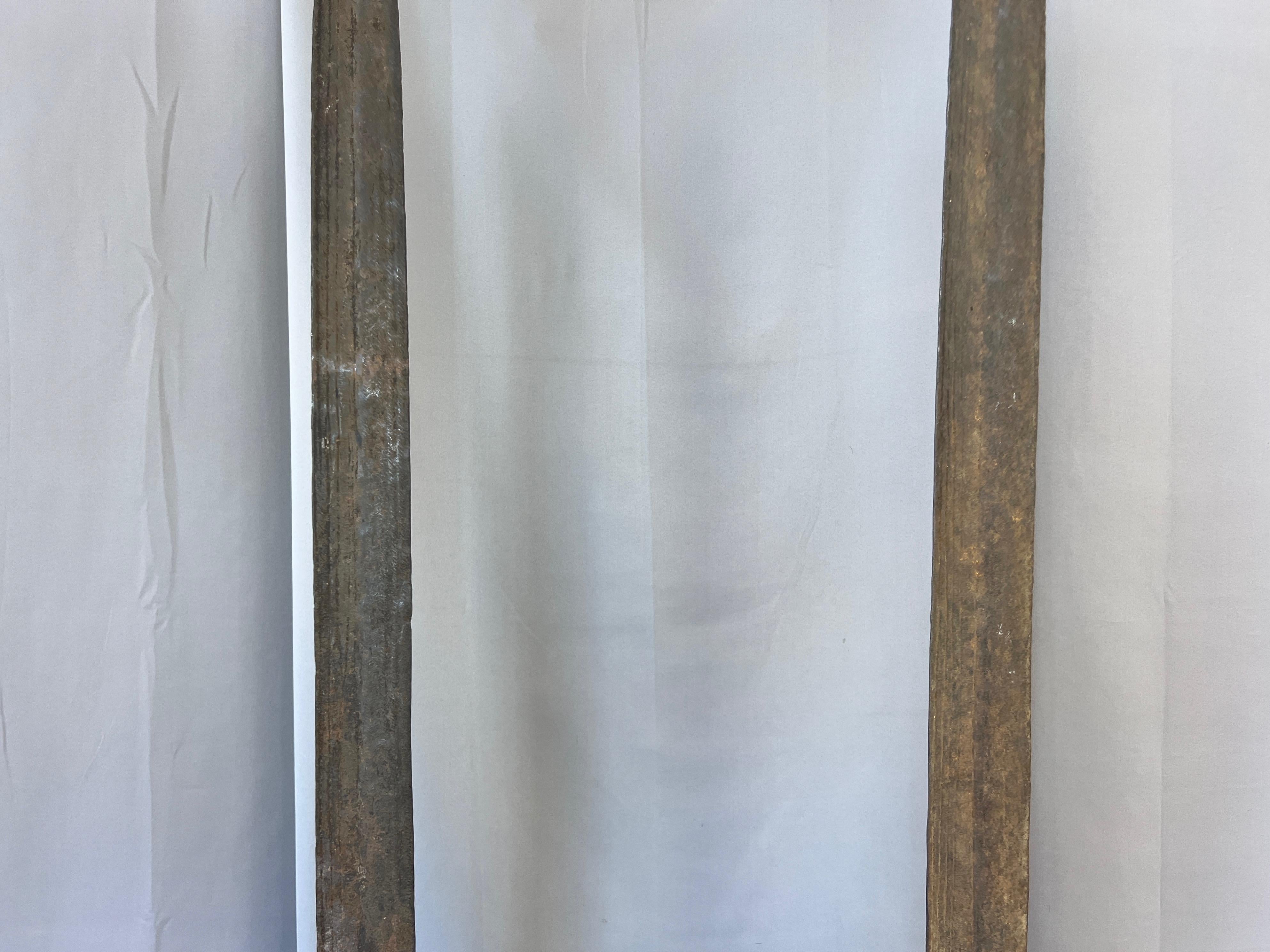 Coppia di lance monumentali di valuta africana Topoke su supporti da museo, fine del XIX secolo. In condizioni buone in vendita a San Francisco, CA