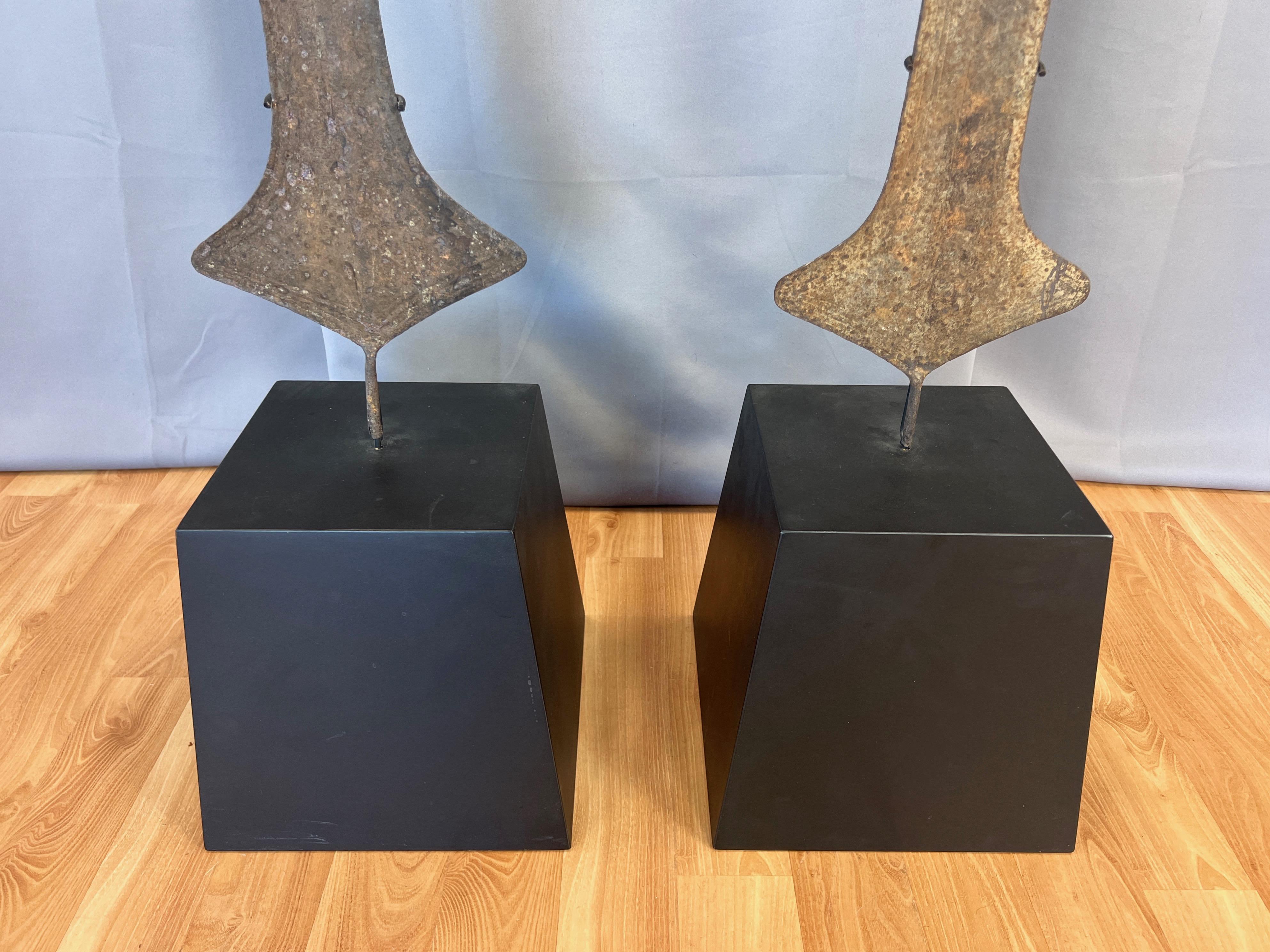 Coppia di lance monumentali di valuta africana Topoke su supporti da museo, fine del XIX secolo. in vendita 1