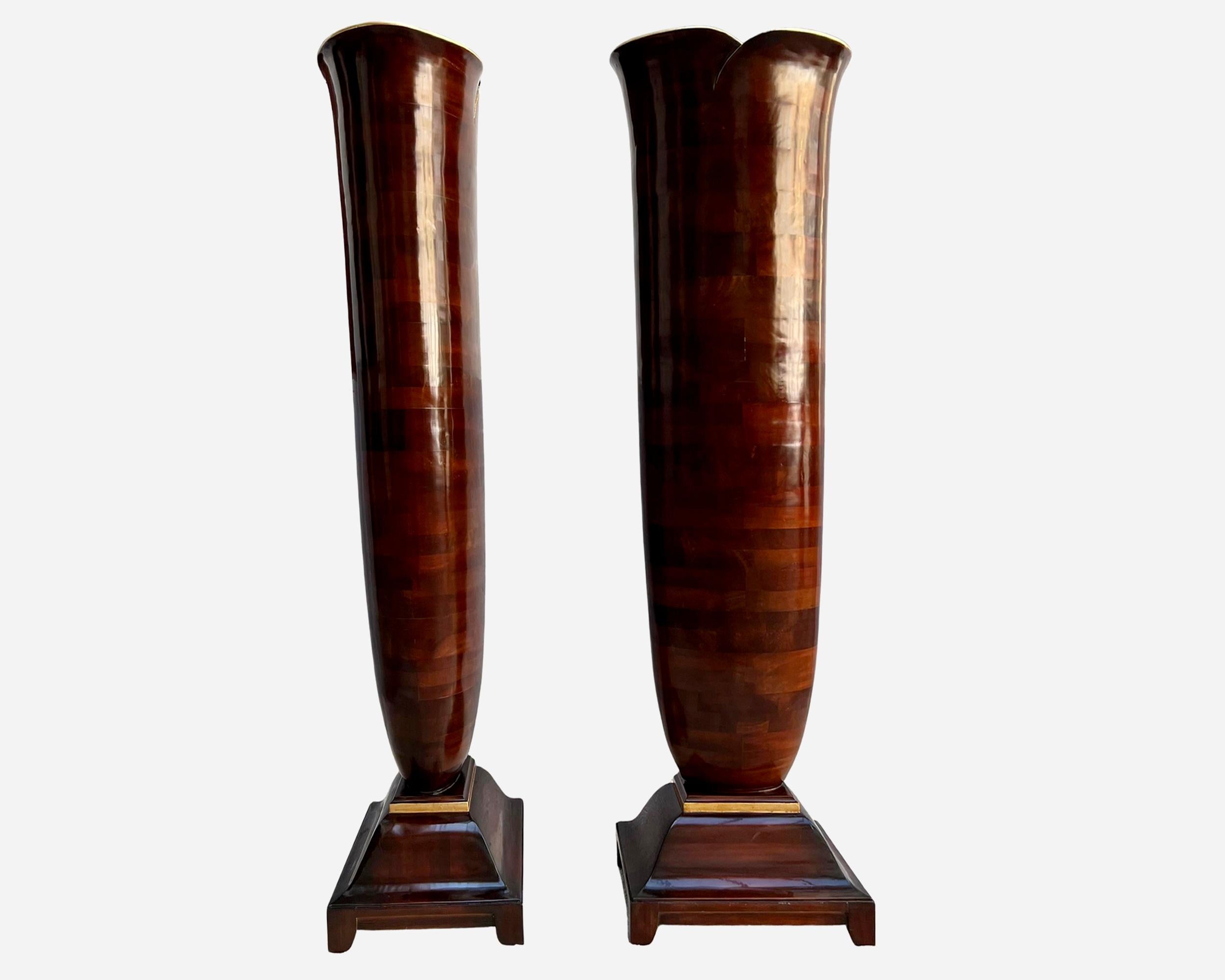 Coppia di vasi monumentali in legno intagliato e verniciato, con il collo e la base circondati da un bordo dorato.

Altezza: 149,5 cm (58,9 pollici - 4,9 piedi)
Dimensioni del collo del vaso: Larghezza 51 cm (20,1 pollici) X profondità 33 cm (13