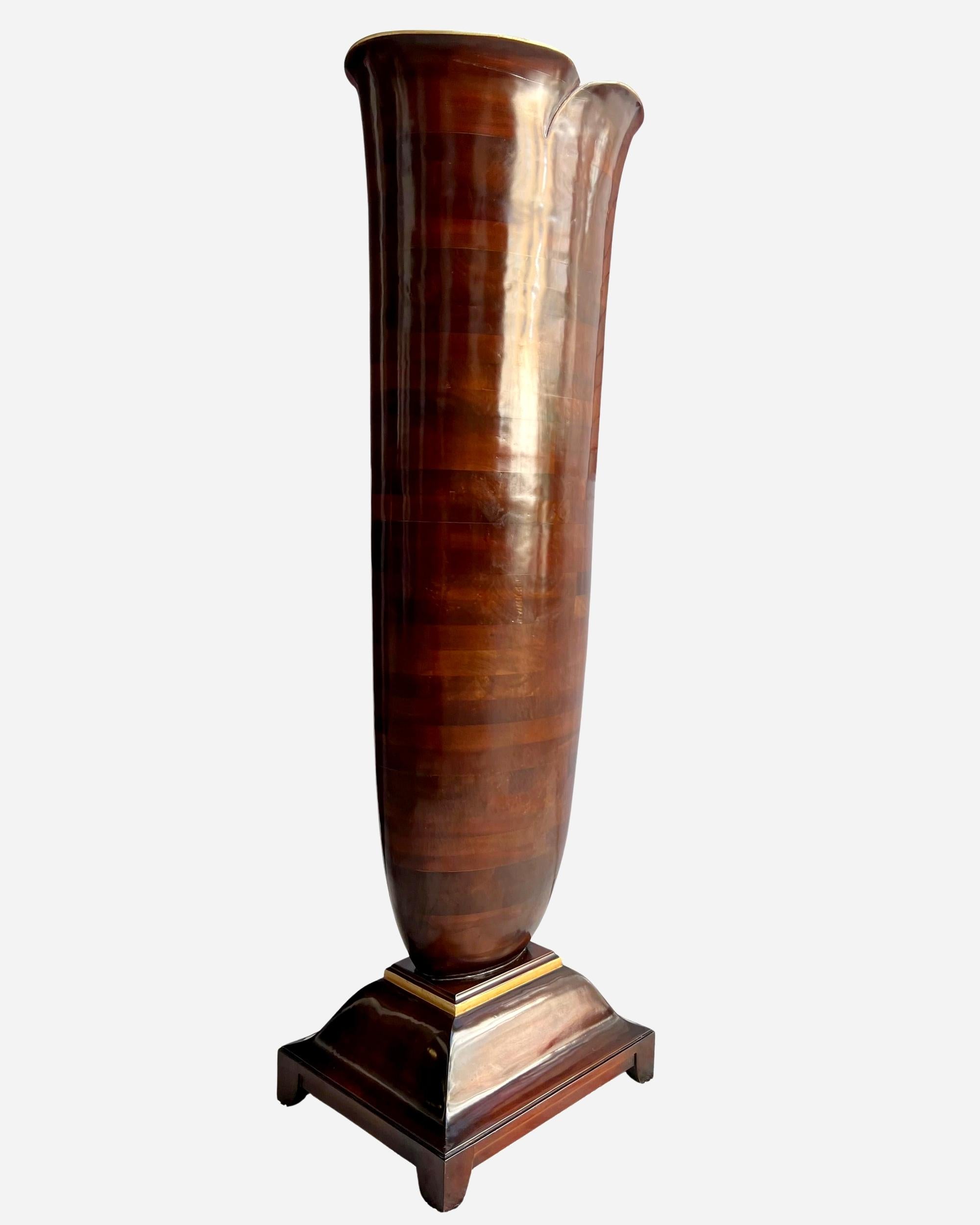 Intagliato Coppia di vasi monumentali, Christopher Guy, Indonesia, circa 2000 in vendita