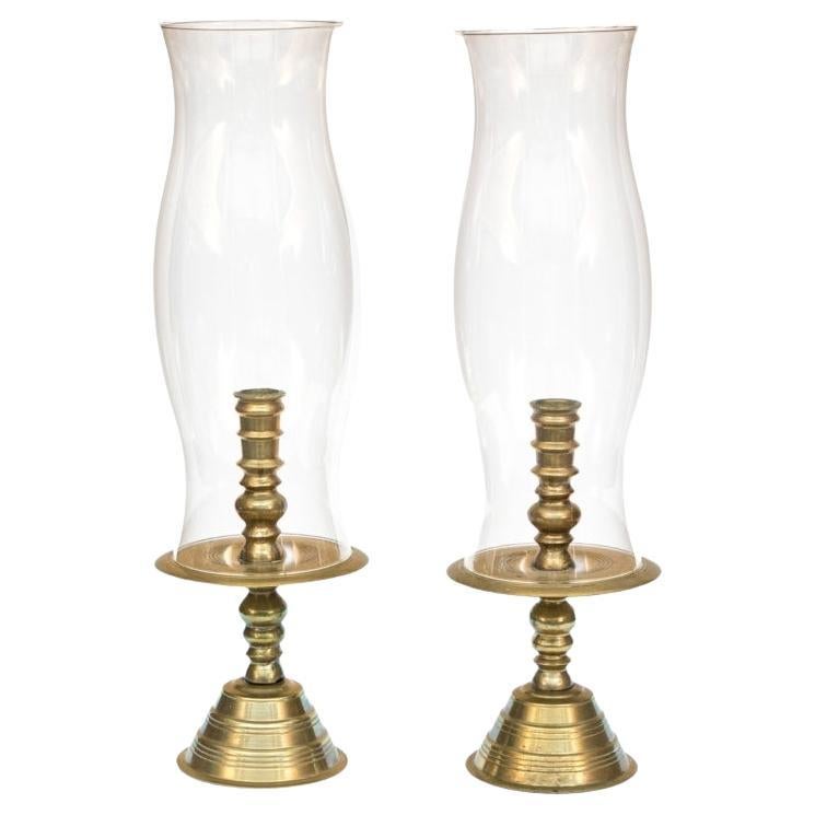 Coppia di monumentali candelabri a uragano in ottone d
epoca in vendita