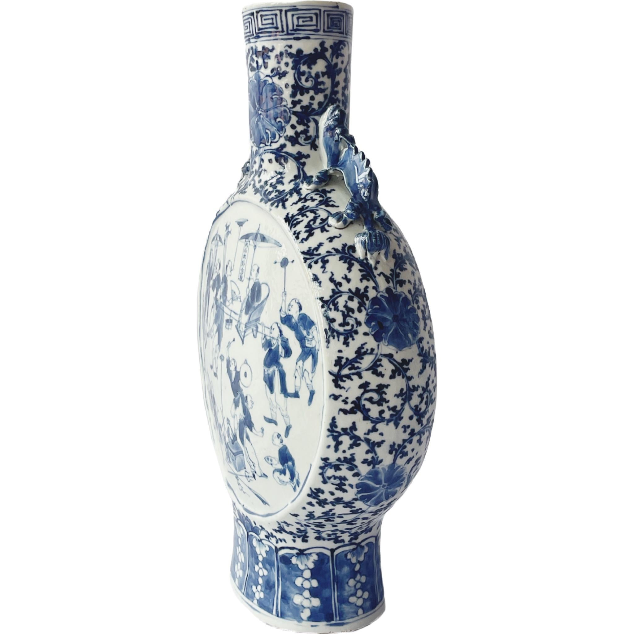 Pair of Moon-Shaped Vases, China Late 19th Century In Good Condition For Sale In Ixelles, BE