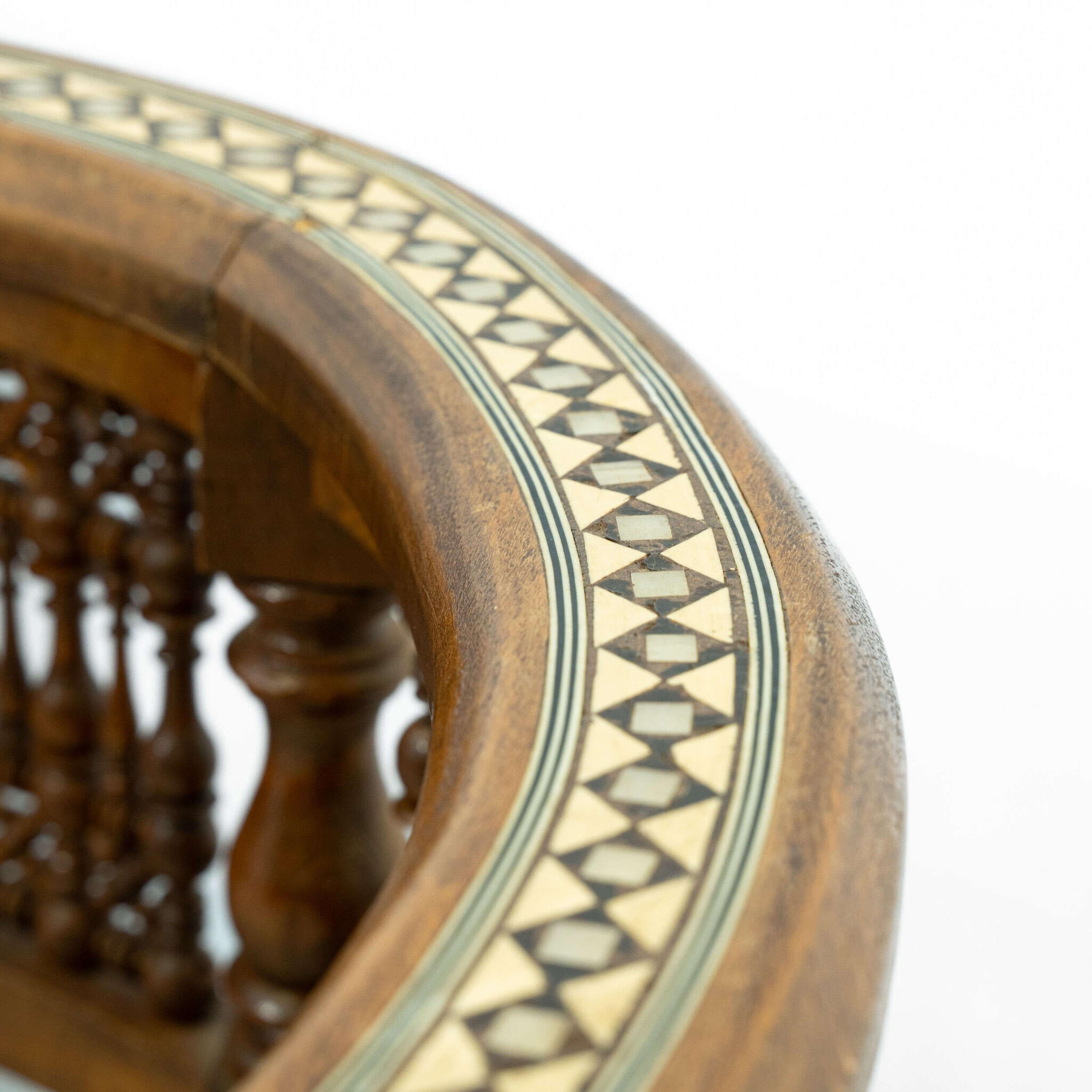Pair of Moorish Inlaid Chairs (Marokkanisch) im Angebot