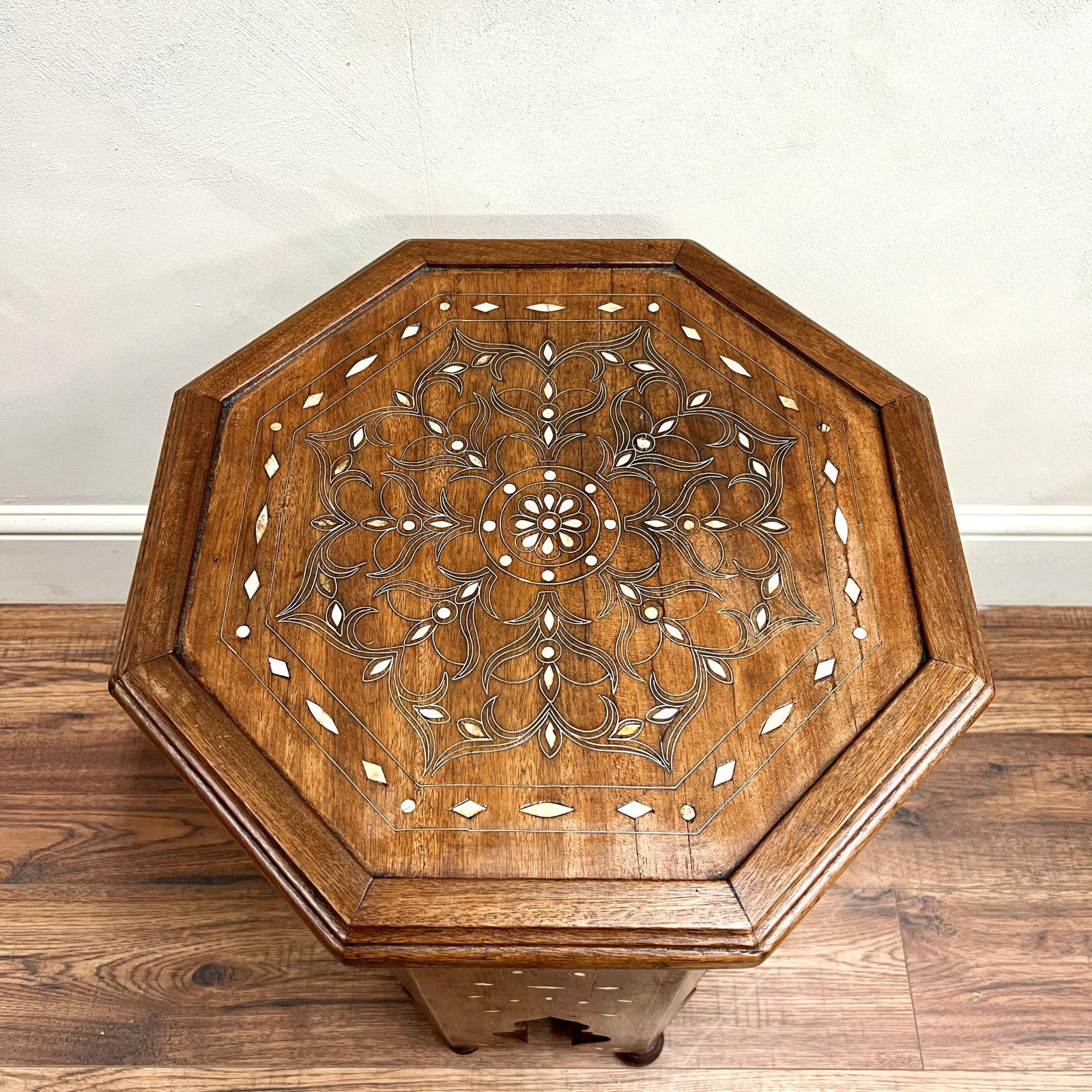 Pair of Octagonal Moorish Side Tables.
With brass and bone inlay, all resting on bun feet.

Morocco, circa 1960.
Dimensions:H: 50cm (19.7