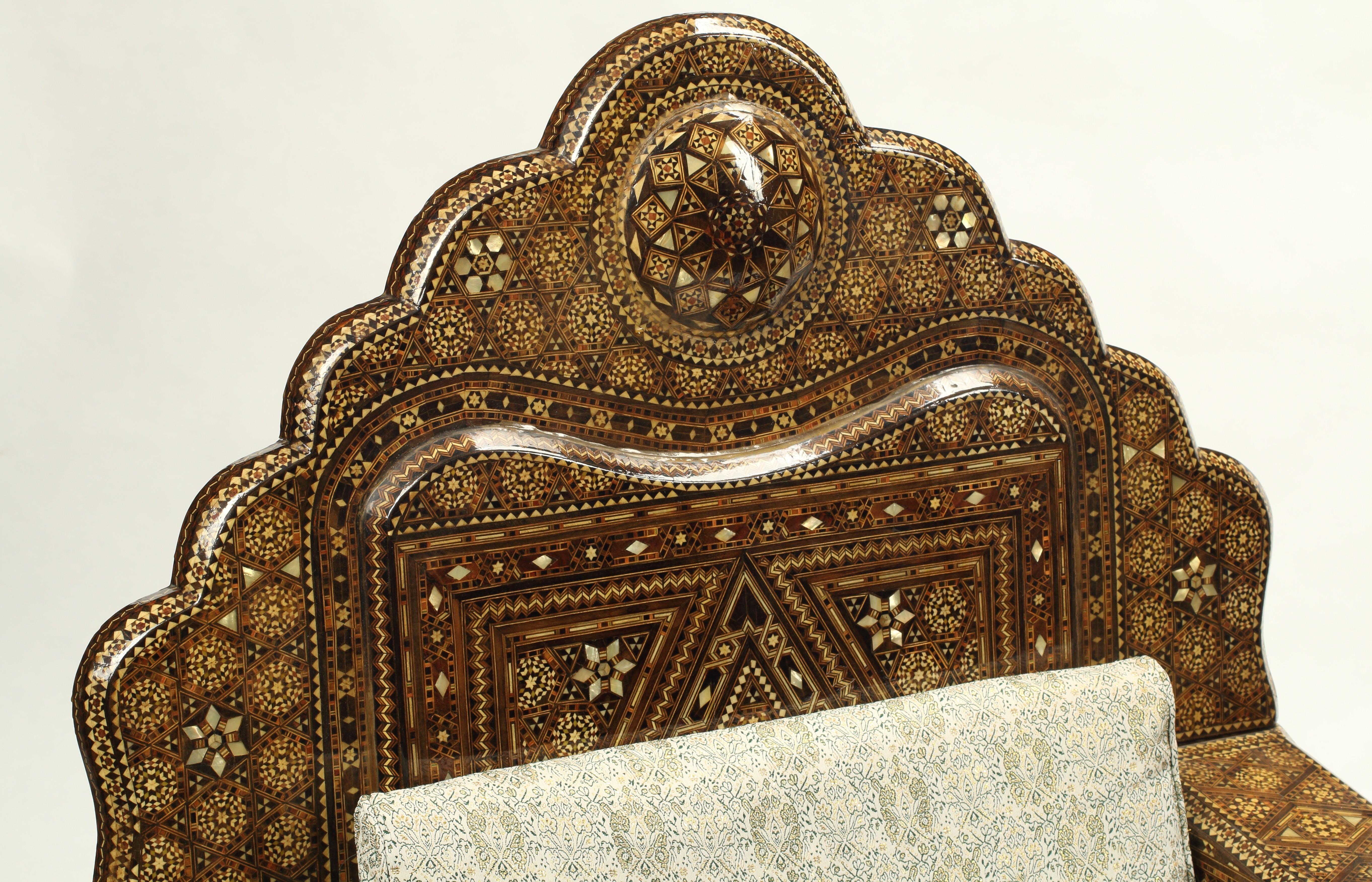 Mauresque Paire de chaises trônes de style mauresque incrustées, 20ème siècle en vente