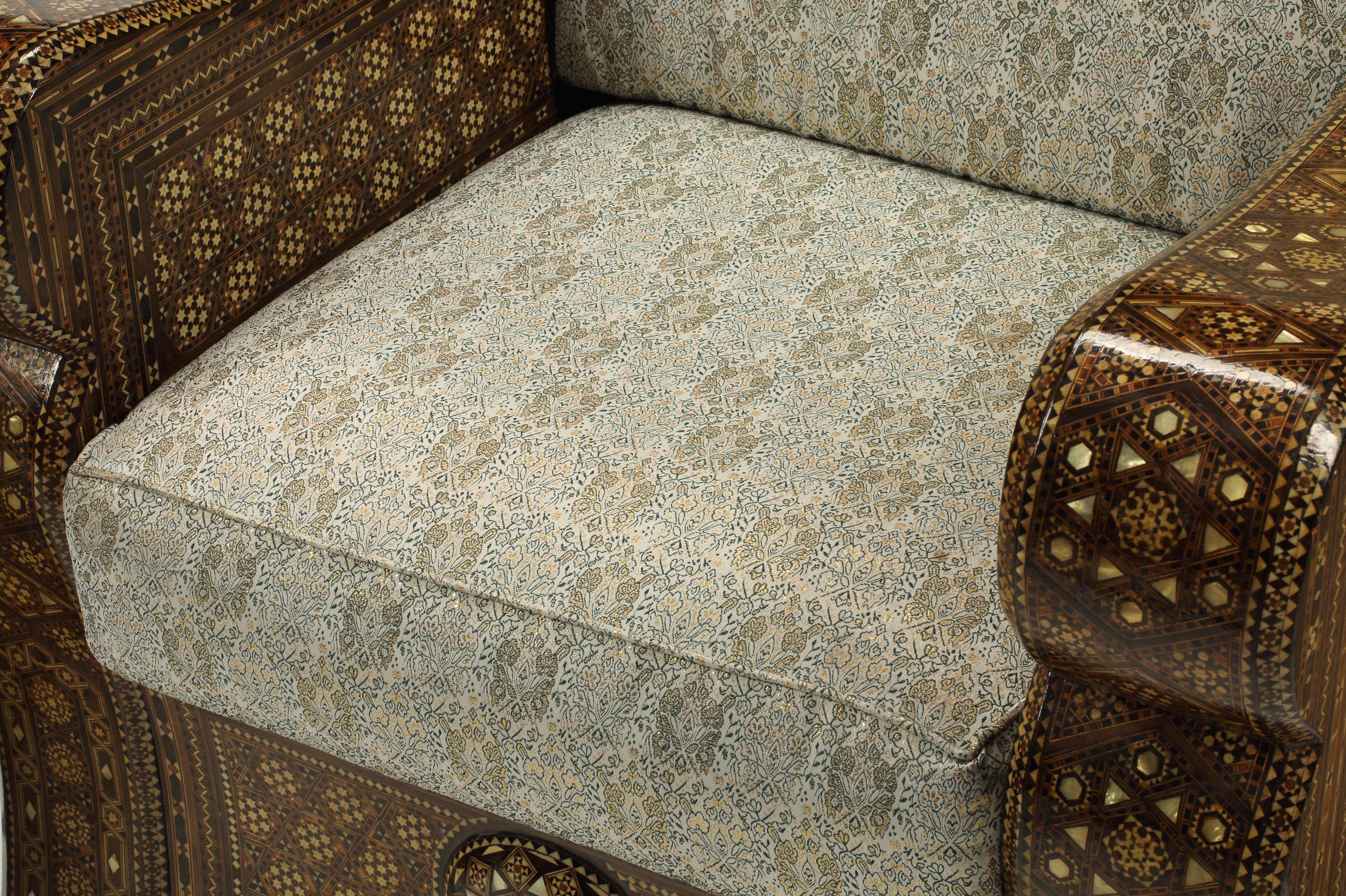 Paire de chaises trônes de style mauresque incrustées, 20ème siècle Bon état - En vente à El Monte, CA