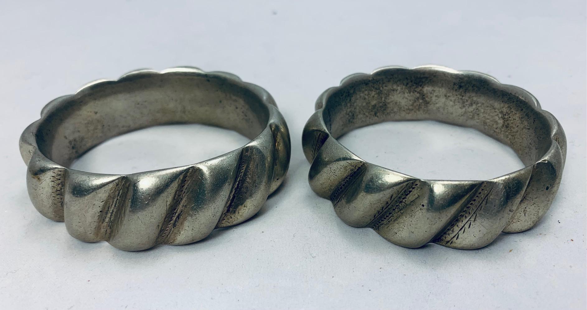 Coppia di bracciali berberi marocchini in argento

Inizio del XX secolo 

Nella cultura berbera, i gioielli sono un regalo tradizionale per le spose. È facile da trasportare e le donne potevano portarlo con sé durante le migrazioni annuali. In un