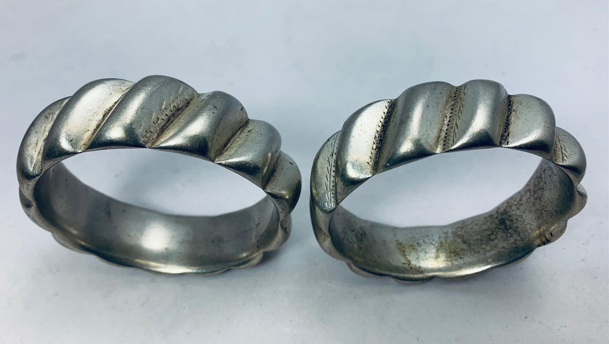 Coppia di bracciali berberi marocchini in argento in vendita 1