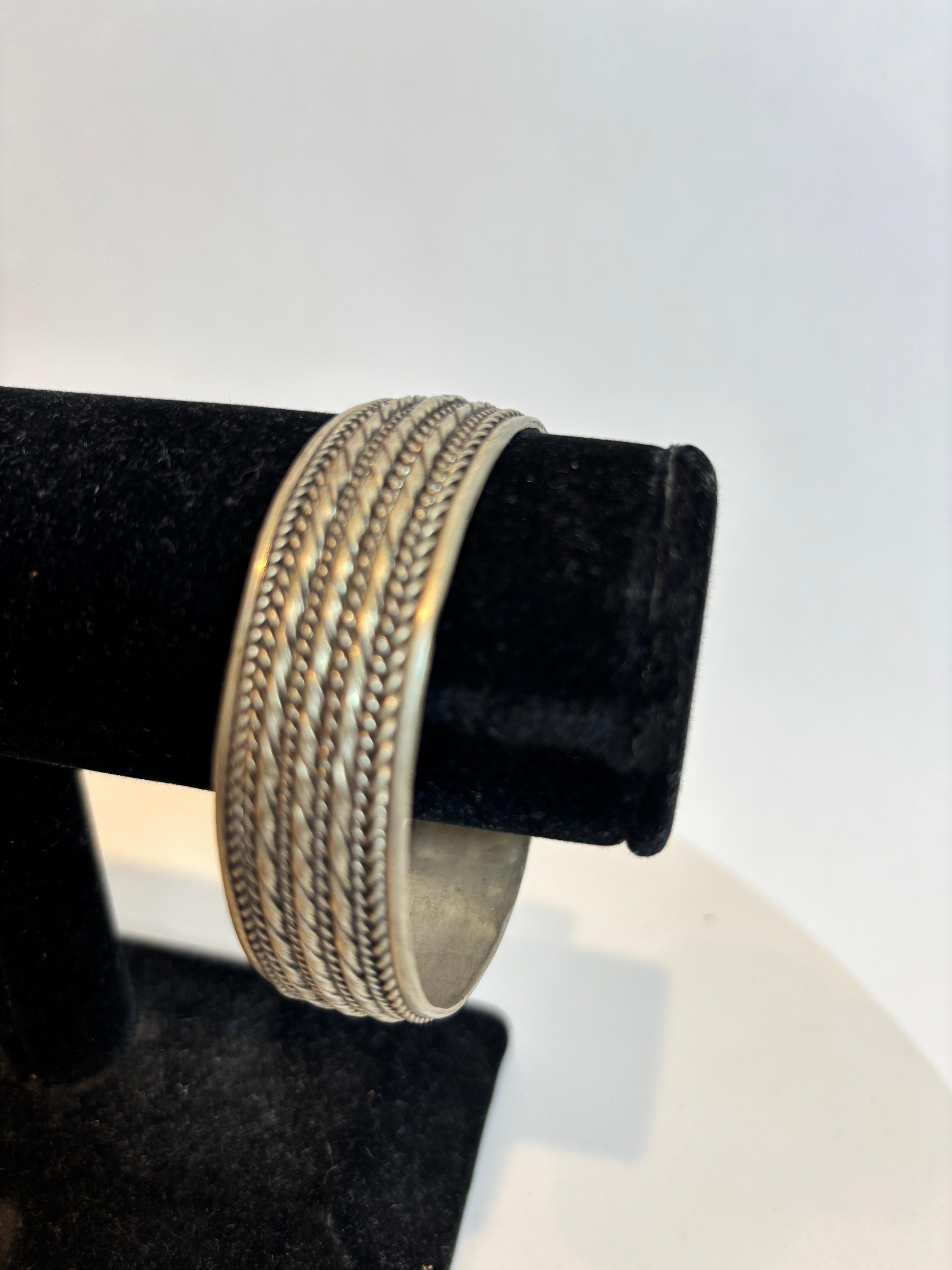 Paar marokkanische Berberstamm-Armbänder.
Paar marokkanische Berberstamm-Armbänder. Marokkanische Stammesarmbänder aus dem Hohen Atlas von Marokko.
Handgefertigt von Berberfrauen aus marokkanischem Münzsilber und Nickel.
Der ethnische Nomaden- und
