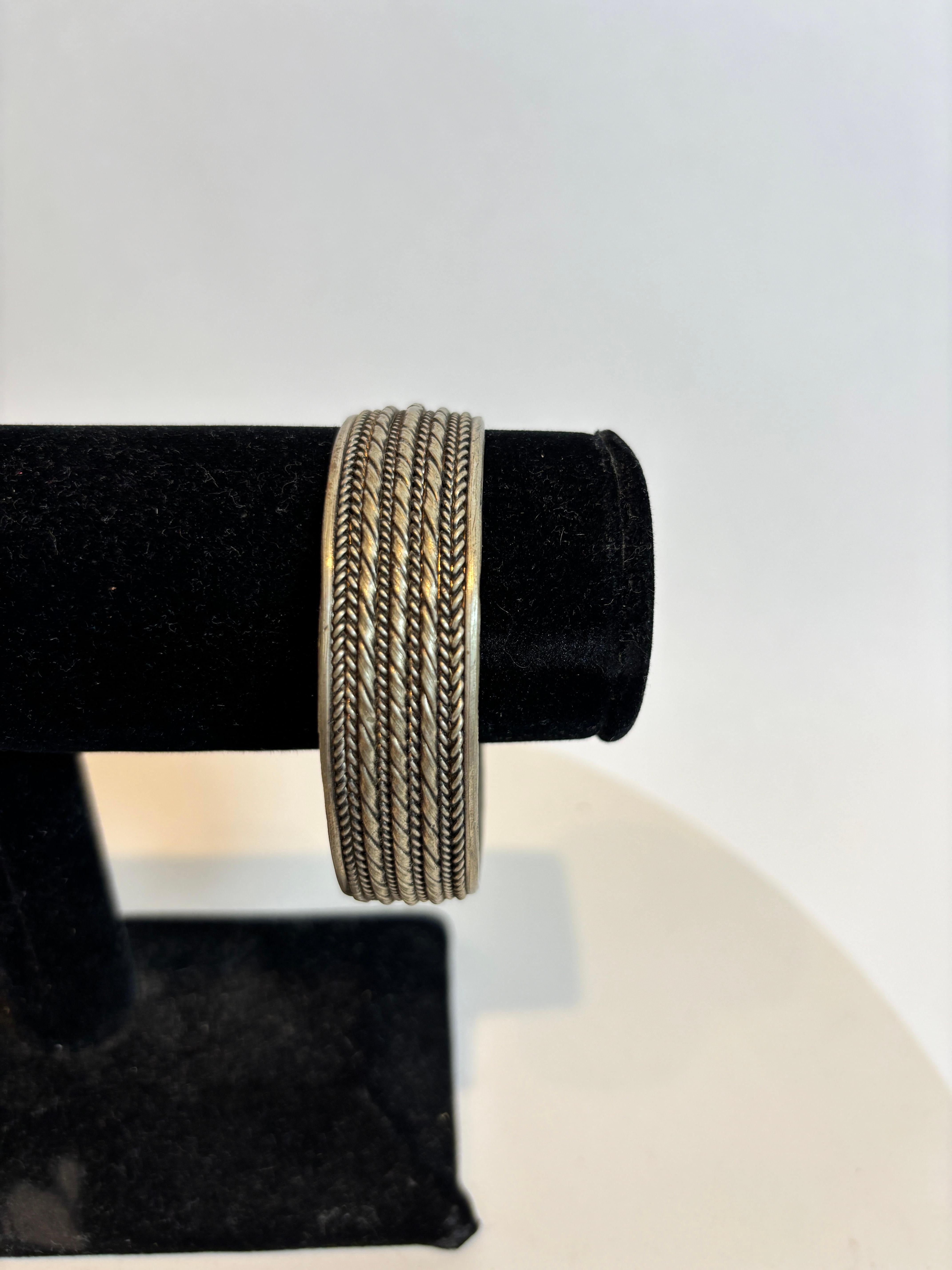 Paar marokkanische Berberstamm-Armbänder (Kunsthandwerker*in) im Angebot