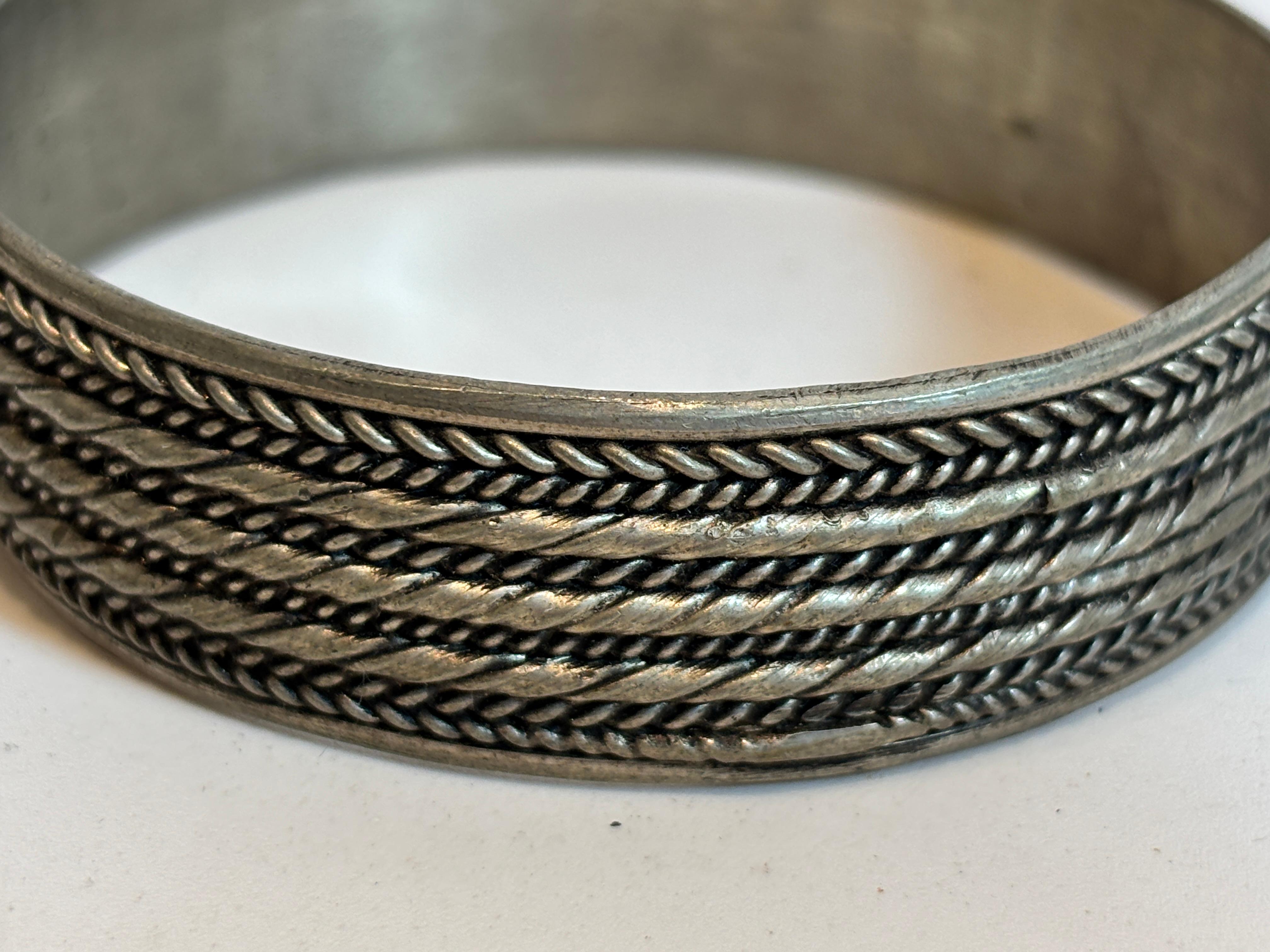 Paar marokkanische Berberstamm-Armbänder im Angebot 3