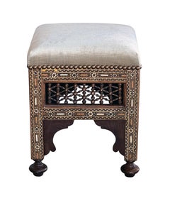 Coppia di sgabelli quadrati marocchini intagliati e intarsiati