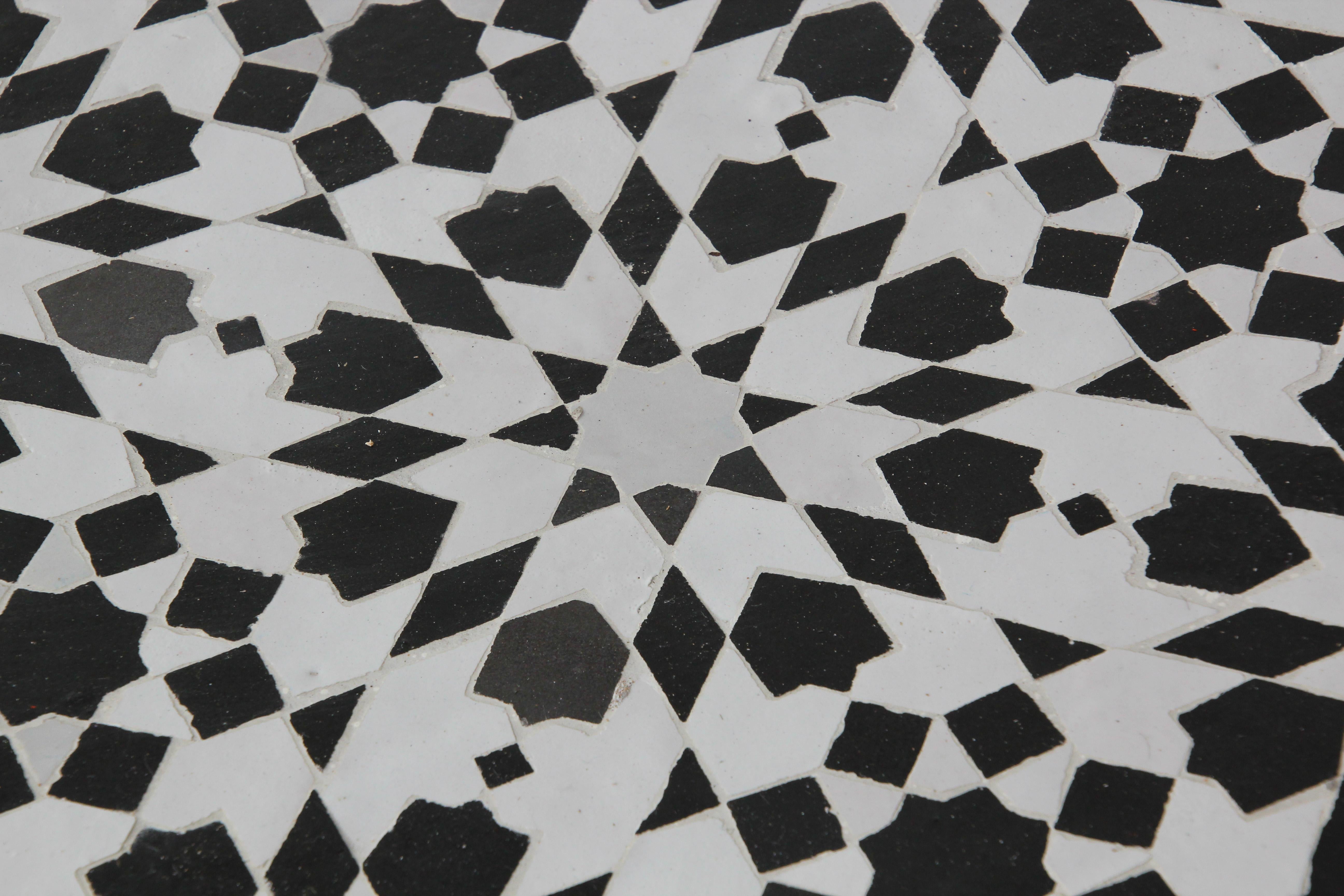 Mauresque Table basse marocaine Fez en mosaïque de carreaux noirs et blancs en vente