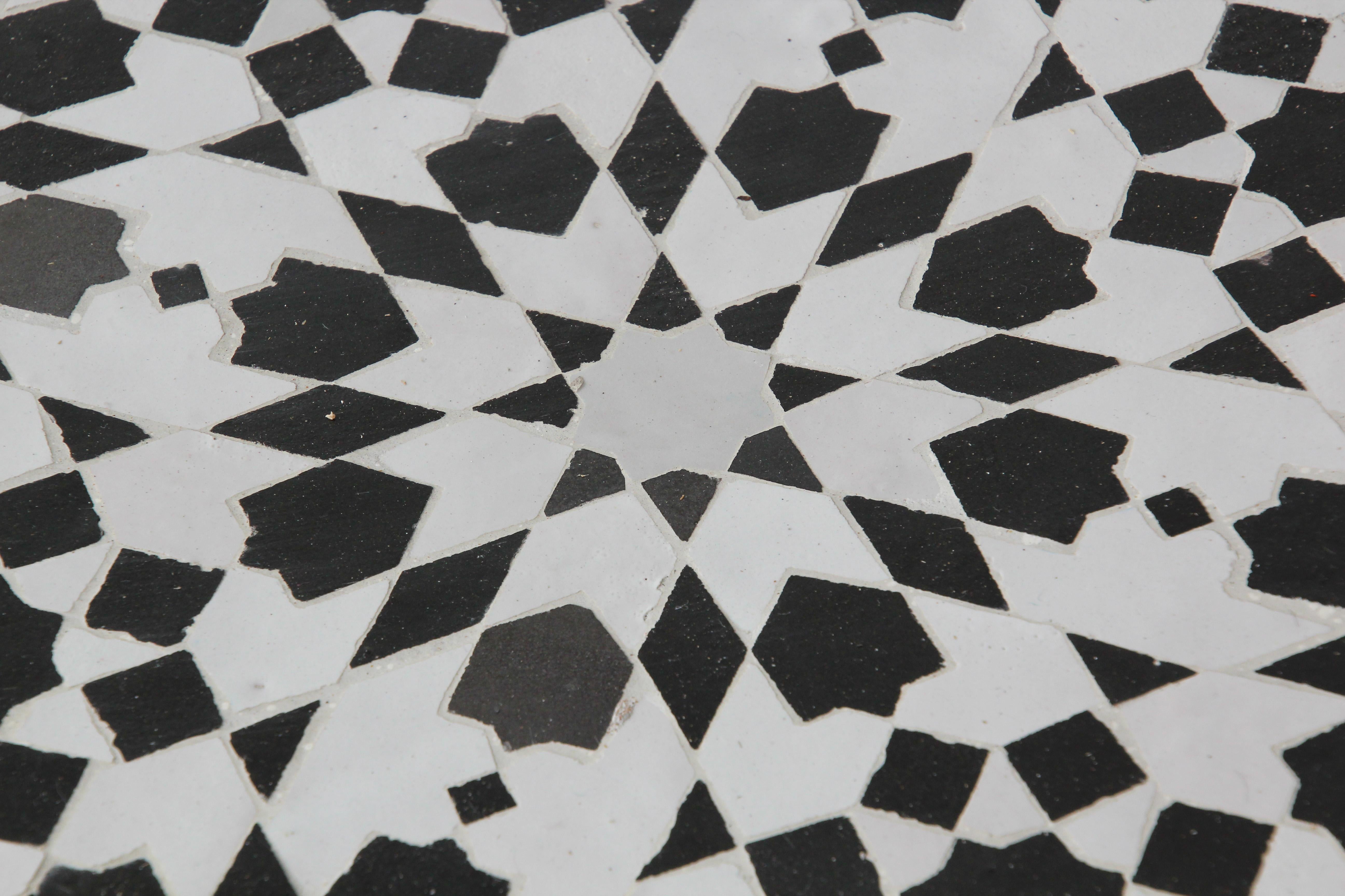 Marocain Table basse marocaine Fez en mosaïque de carreaux noirs et blancs en vente