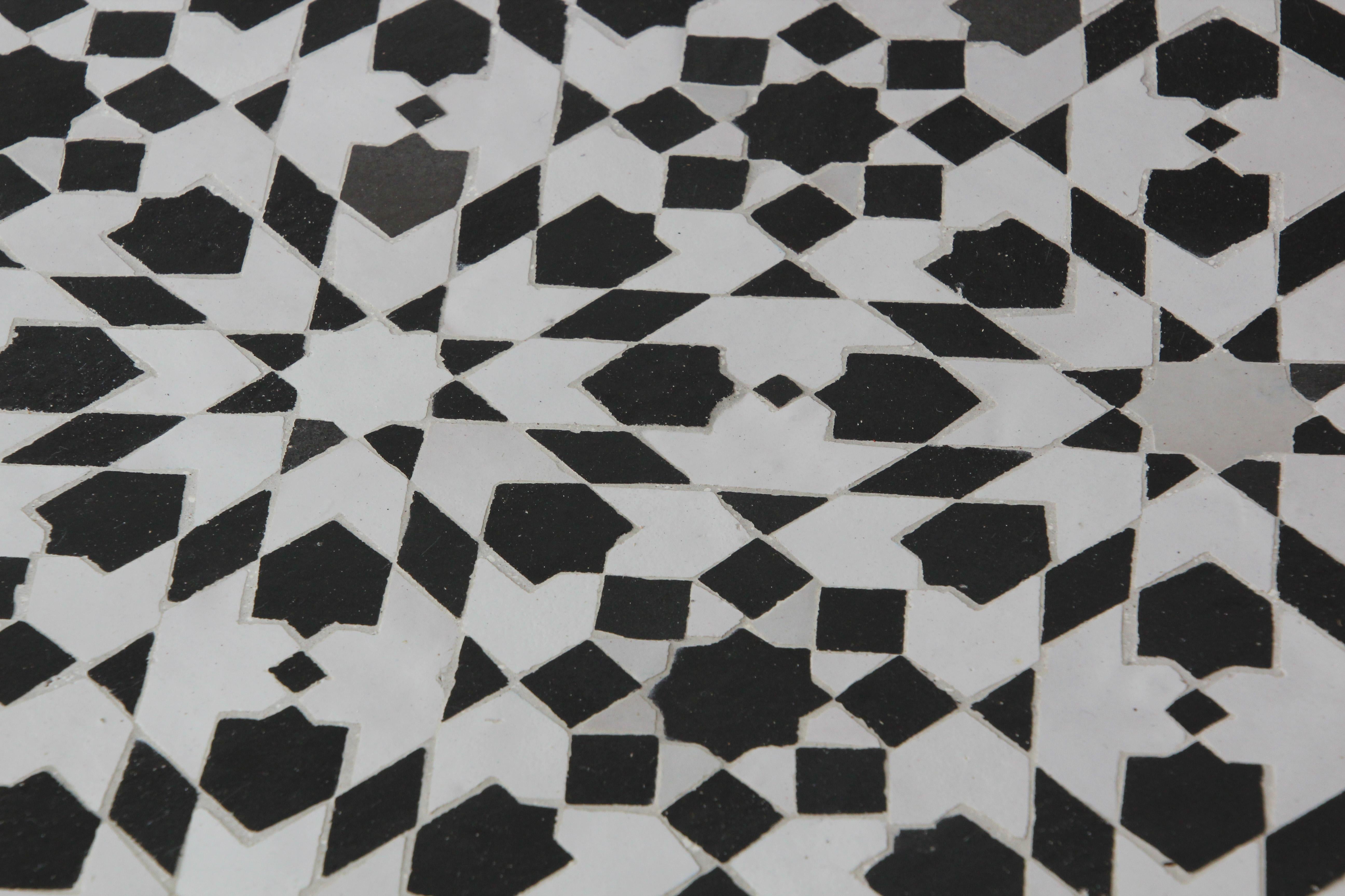 Moroccan Fez Mosaic Tile Coffee Table in Black and White In Good Condition For Sale In North Hollywood, CA