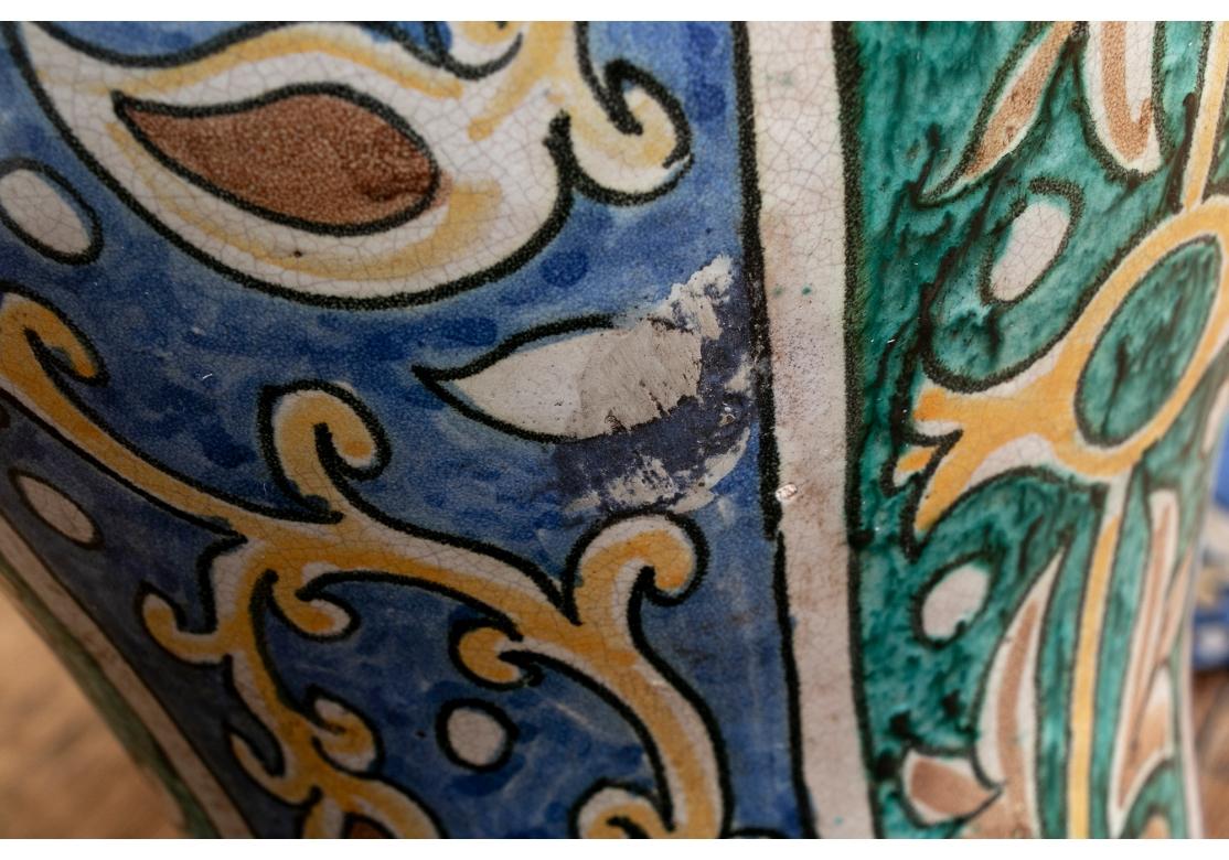 Paire de jarres à couvercle en poterie décorée émaillée marocaine en vente 2