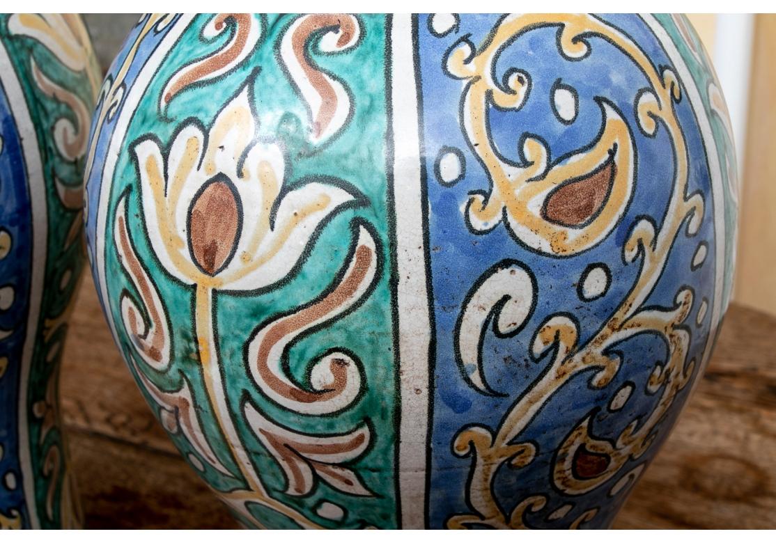 Paire de jarres à couvercle en poterie décorée émaillée marocaine en vente 4