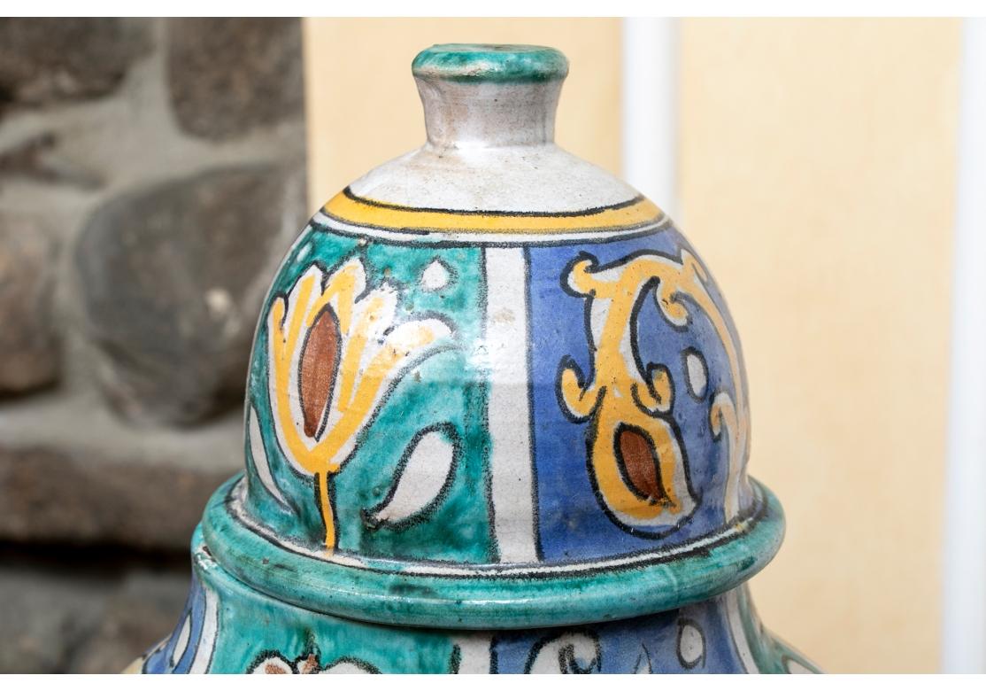 Tribal Paire de jarres à couvercle en poterie décorée émaillée marocaine en vente