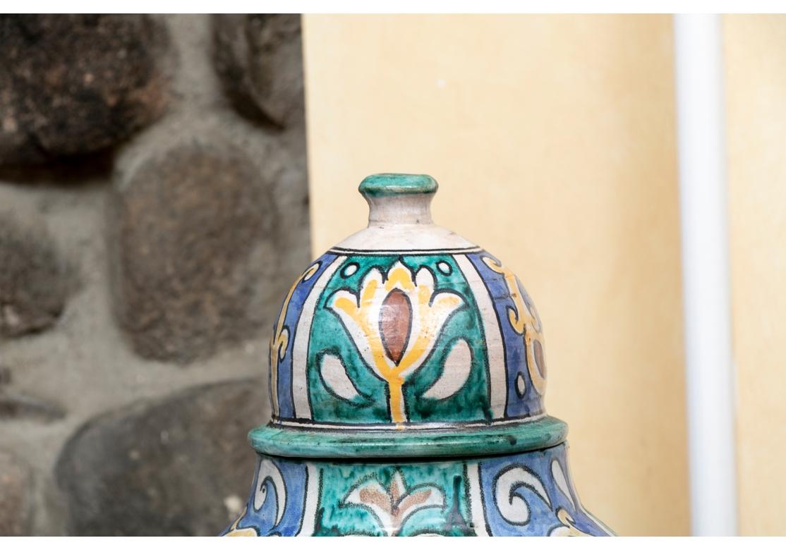 Marocain Paire de jarres à couvercle en poterie décorée émaillée marocaine en vente