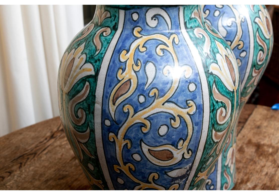 Peint à la main Paire de jarres à couvercle en poterie décorée émaillée marocaine en vente