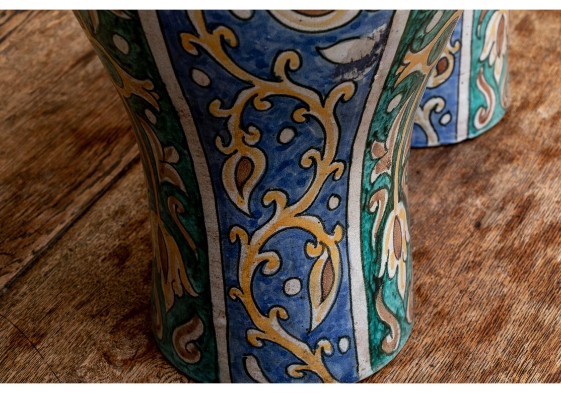 Paire de jarres à couvercle en poterie décorée émaillée marocaine Abîmé - En vente à Bridgeport, CT