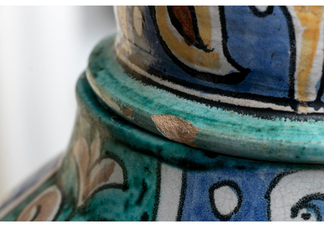 Poteries Paire de jarres à couvercle en poterie décorée émaillée marocaine en vente