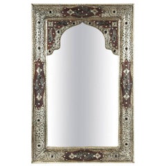 Paire de miroirs marocains avec filigrane en métal argenté et cuir